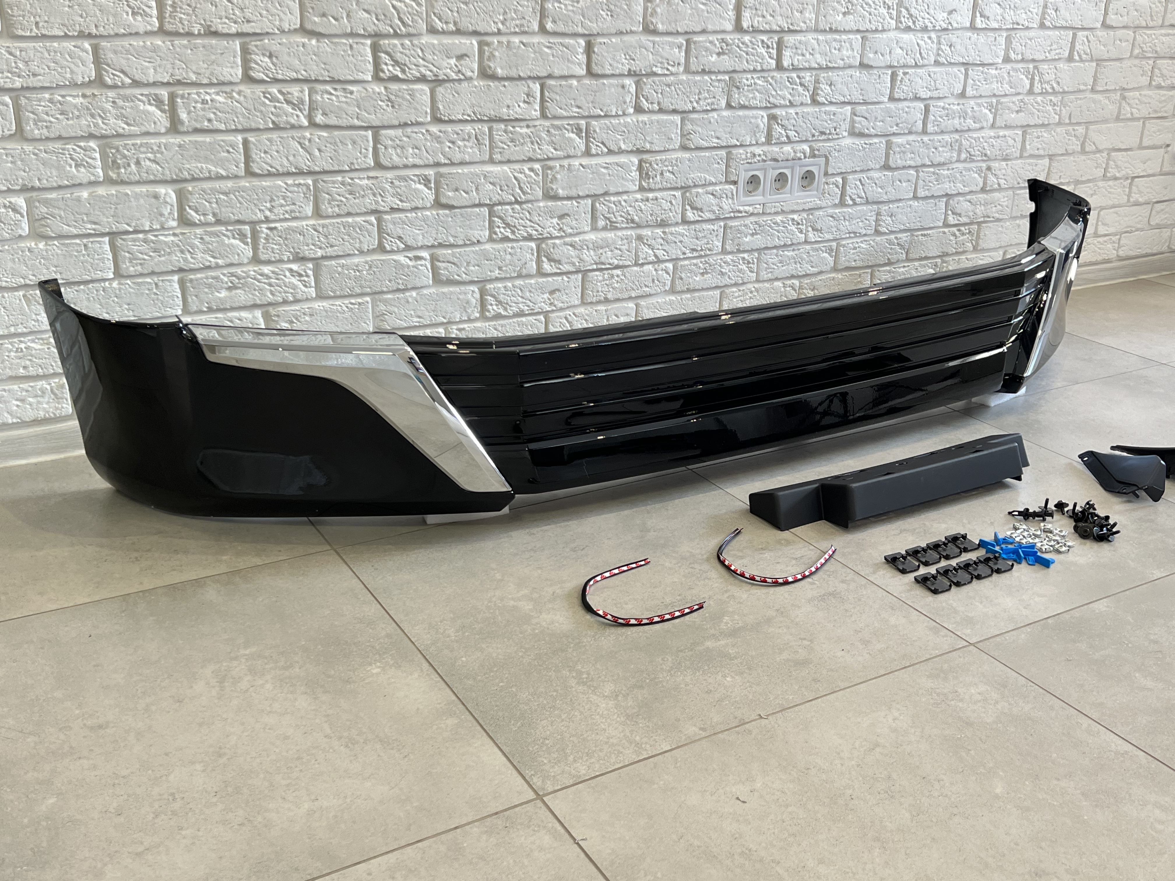Обвіс спідниця переднього бампера Executive Lounge Toyota Land Cruiser 200 стиль 2021 колір чорний 4