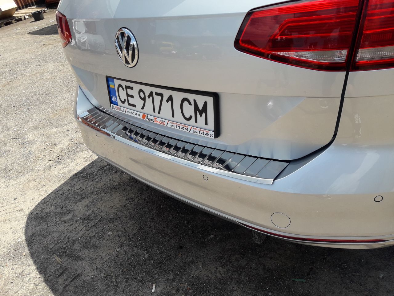 Накладка на задній бампер Carmos V1 (SW)