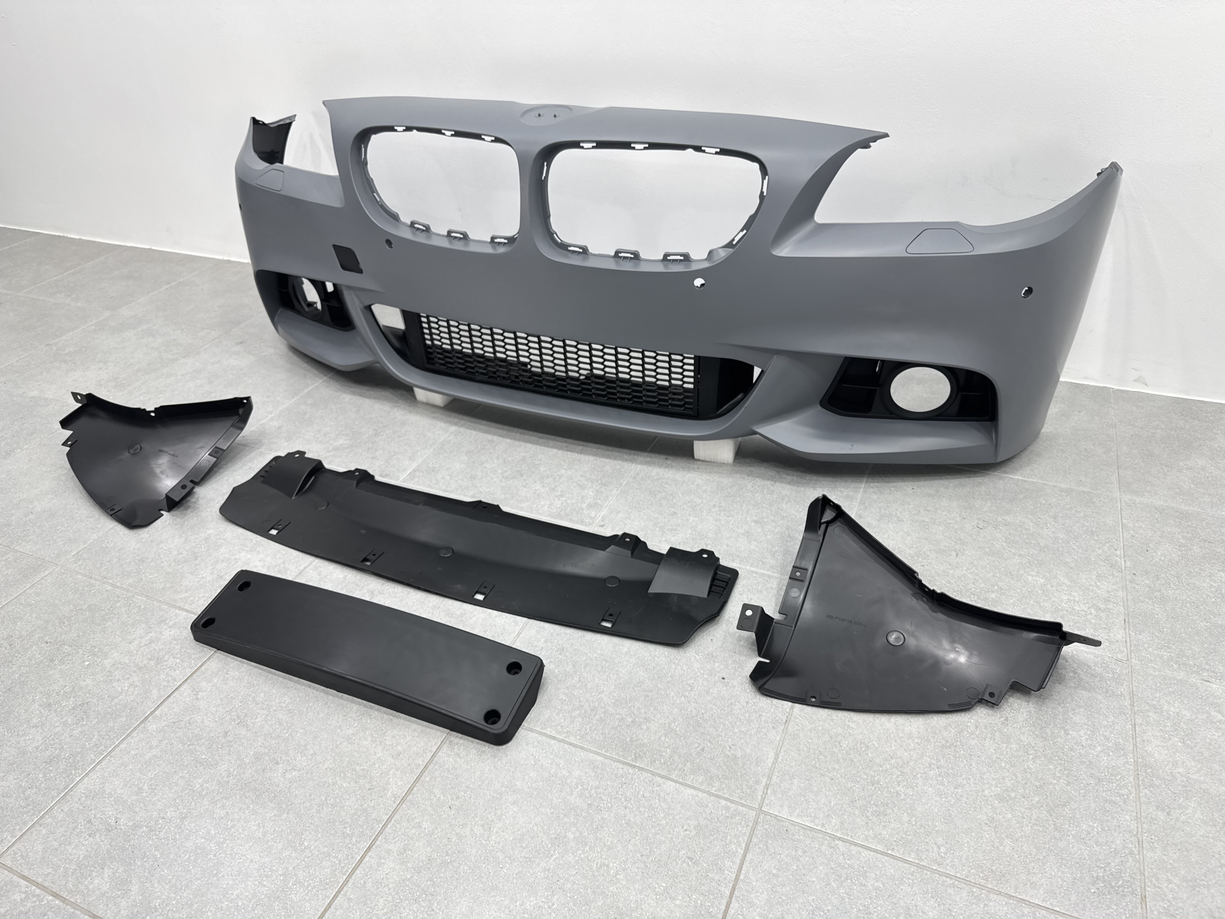 Комплект обвісу M paket рестайлинг 2013+ для BMW 5 series F10 2010-2016 (передній / задній бампер, пороги) 4