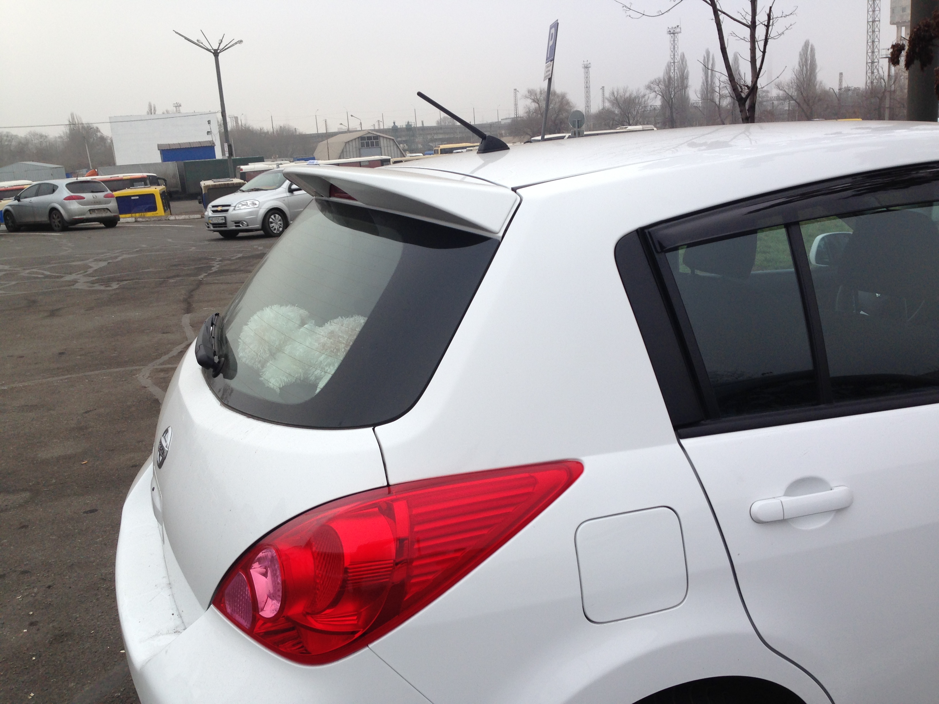 Спойлер козирок Nissan Tiida 2006-2013 ABS пластик під фарбування 5