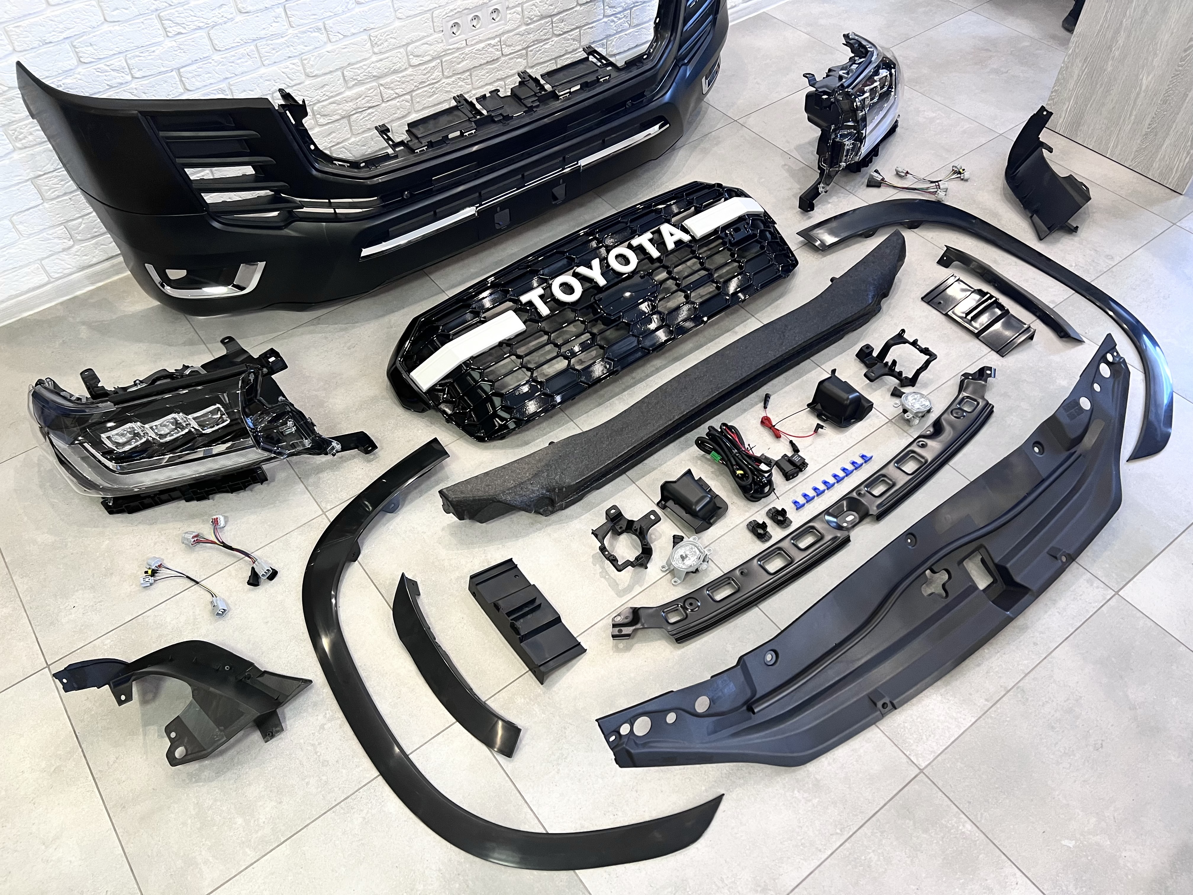 Комплект рестайлінгу Toyota Land Cruiser 200 2007-2015 в LC 300 GR style 5
