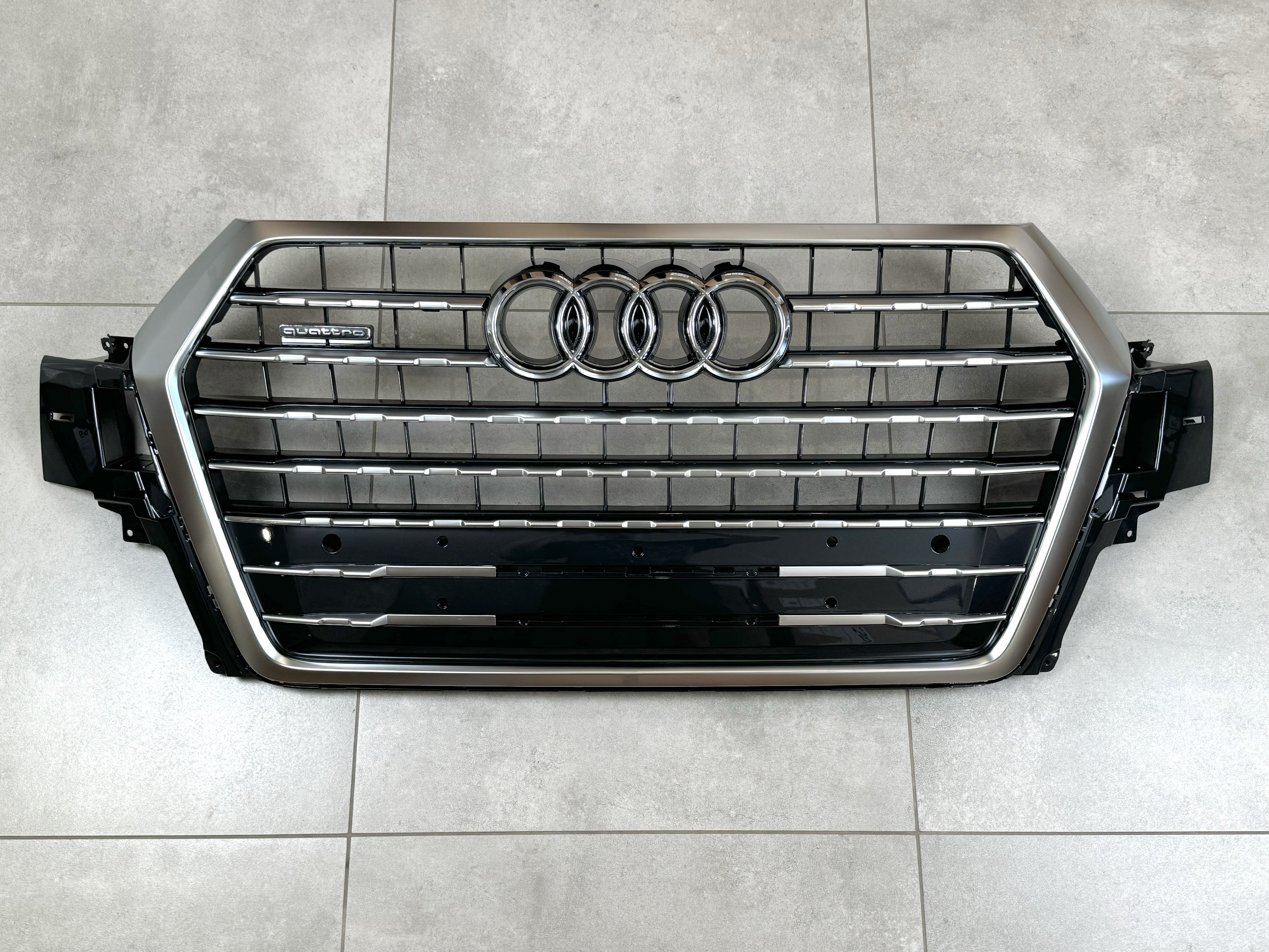 Решітка радіатора Audi Q7 4M 2015-2019 темно-сіра з сірим 4M0 853651 Q RN4 2