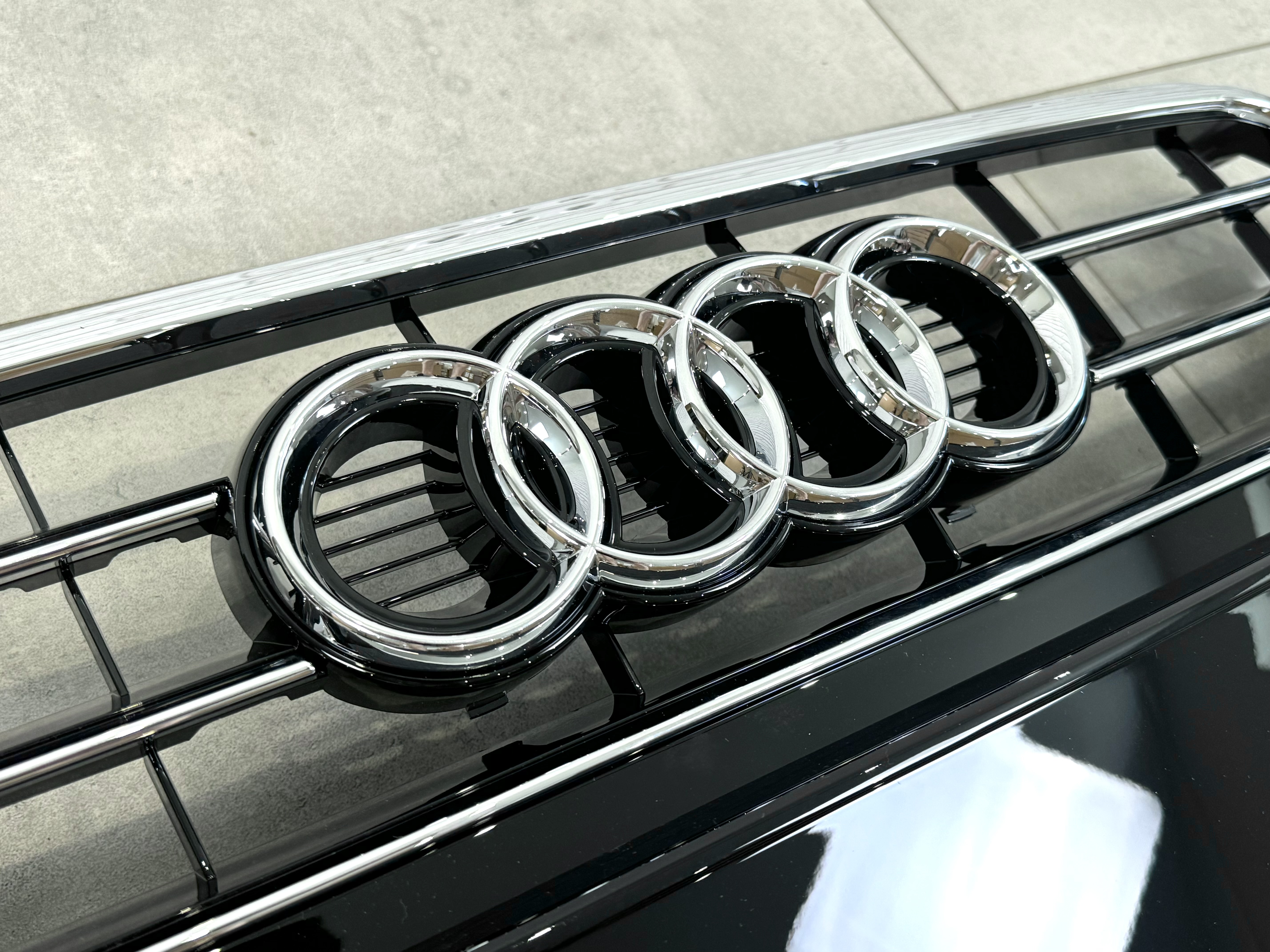 Решітка радіатора Audi A4 B8 2012-2015 чорна з хромом 5