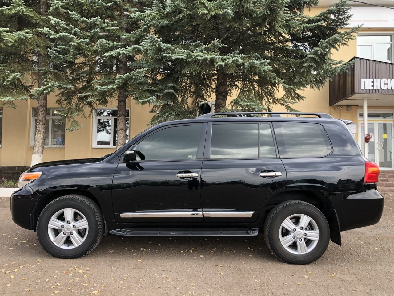 Пороги ОЕМ Toyota Land Cruiser 200 2007-2021 / Lexus LX 570 2007-2015 з підсвічуванням в стилі Lexus (колір чорний) 4