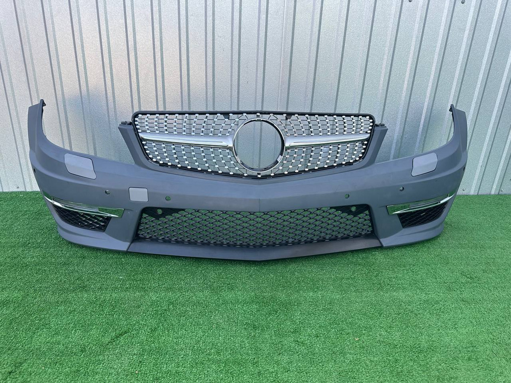Передній бампер 2011-2014 AMG C63 з решіткою Diamond Silver