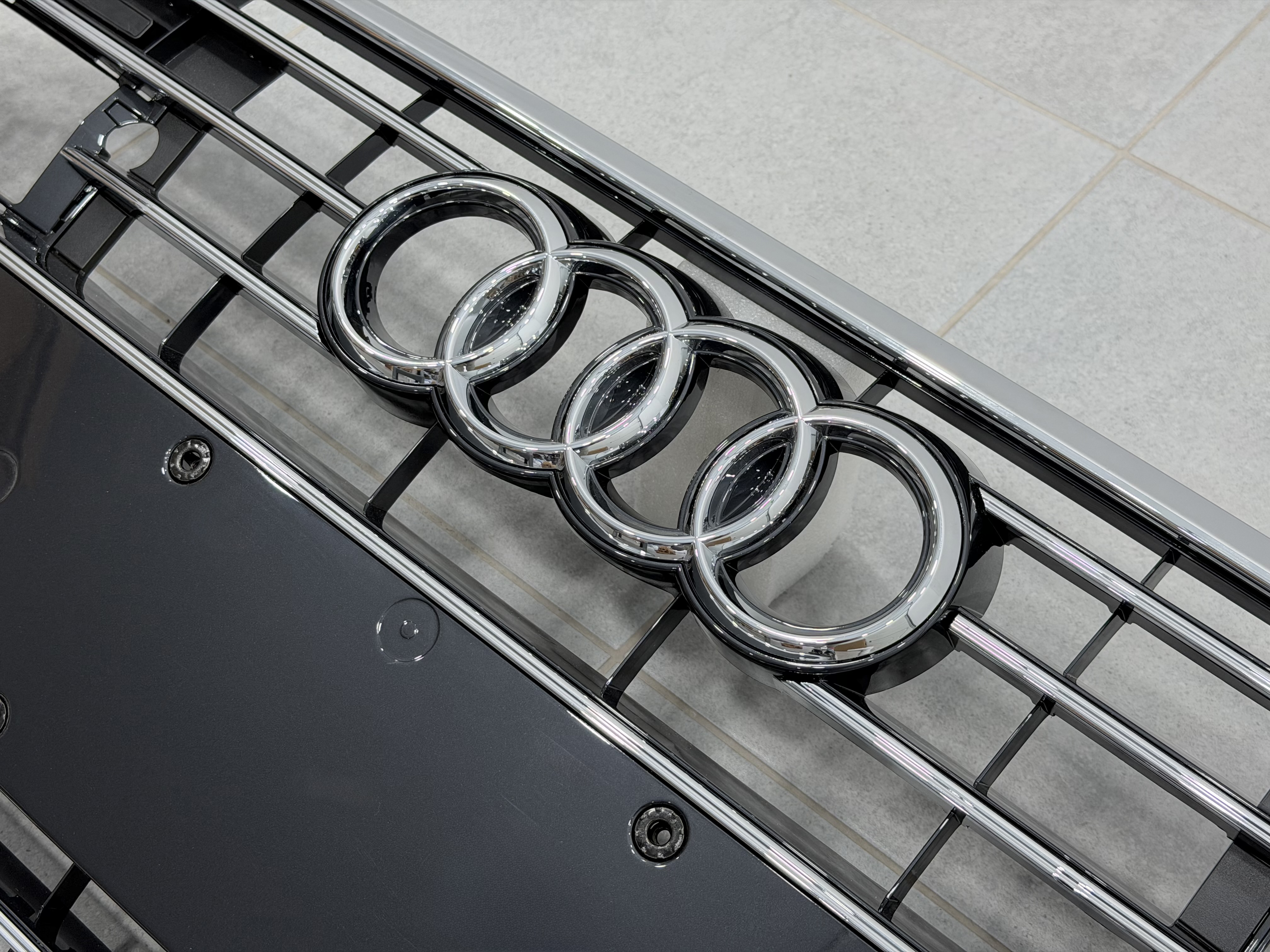 Решітка радіатора ПІД РАДАРИ Audi A6 C8 2018+ темно-сіра з хромом 2