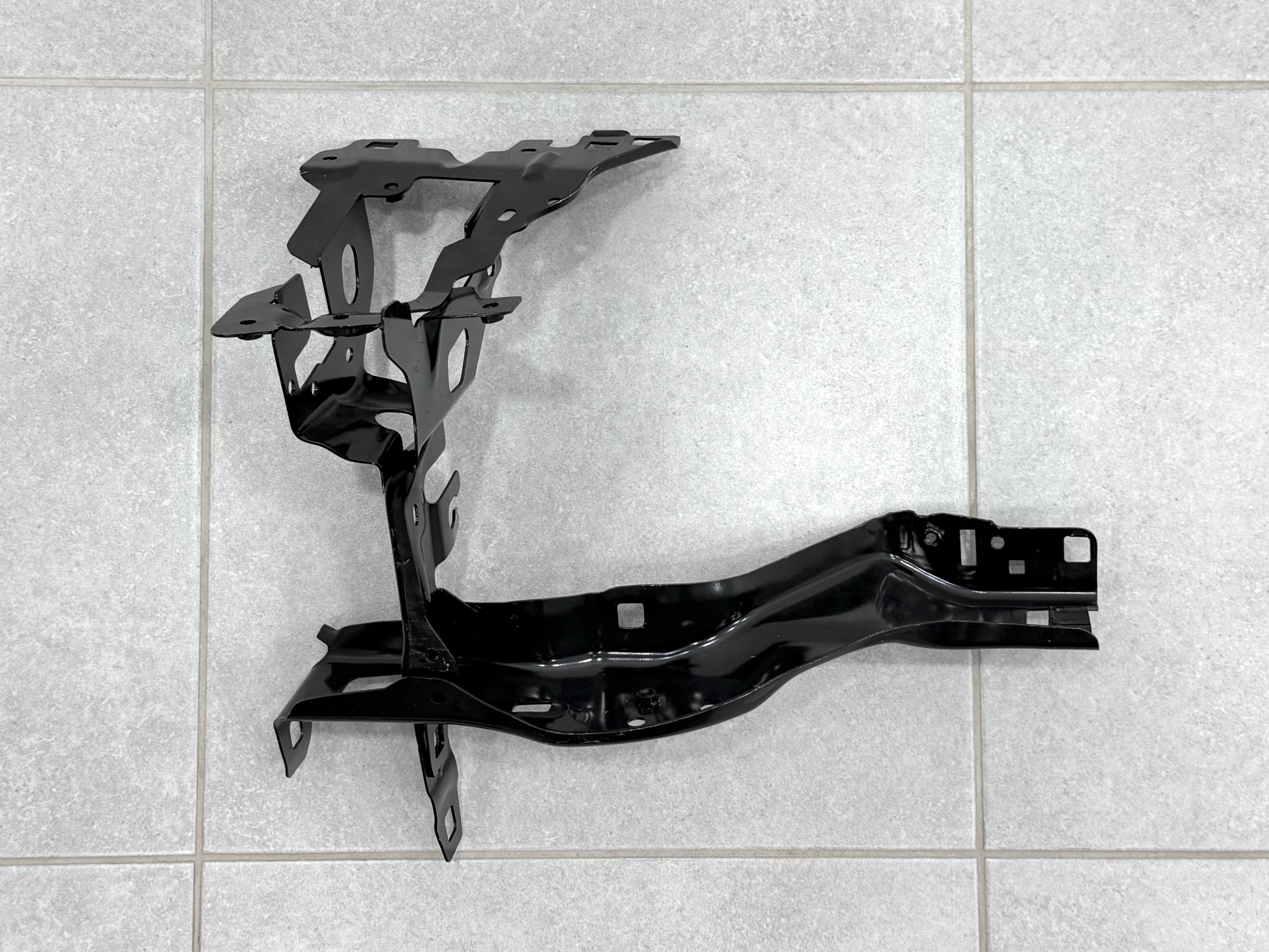 Кронштейн кріплення лівої фари 51647383857 / 51647449815 для BMW 5 series G30 G31 2