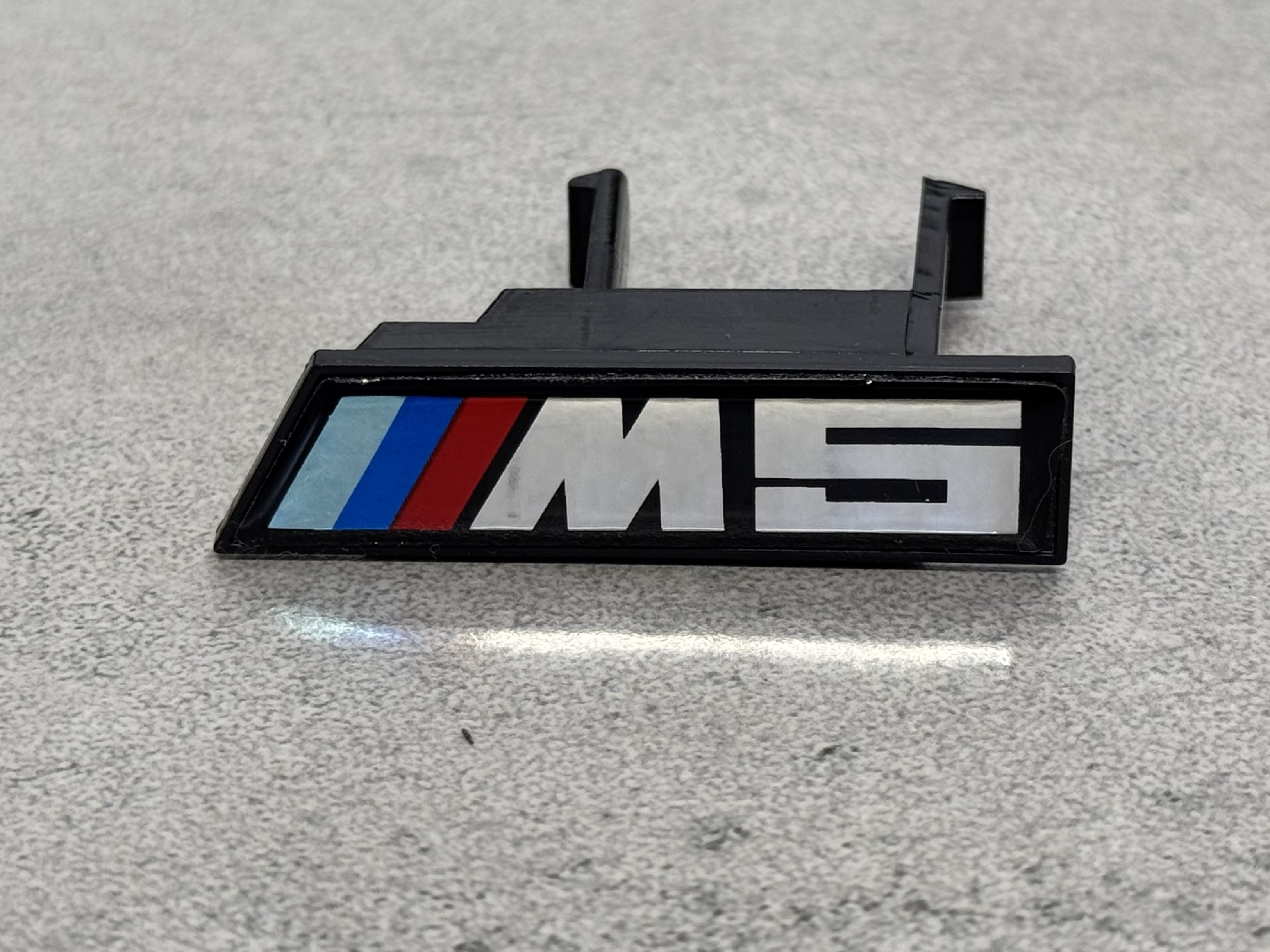 Шильдик в радіаторну решітку M5 BMW 5 series G30 / G31 2020+ 2