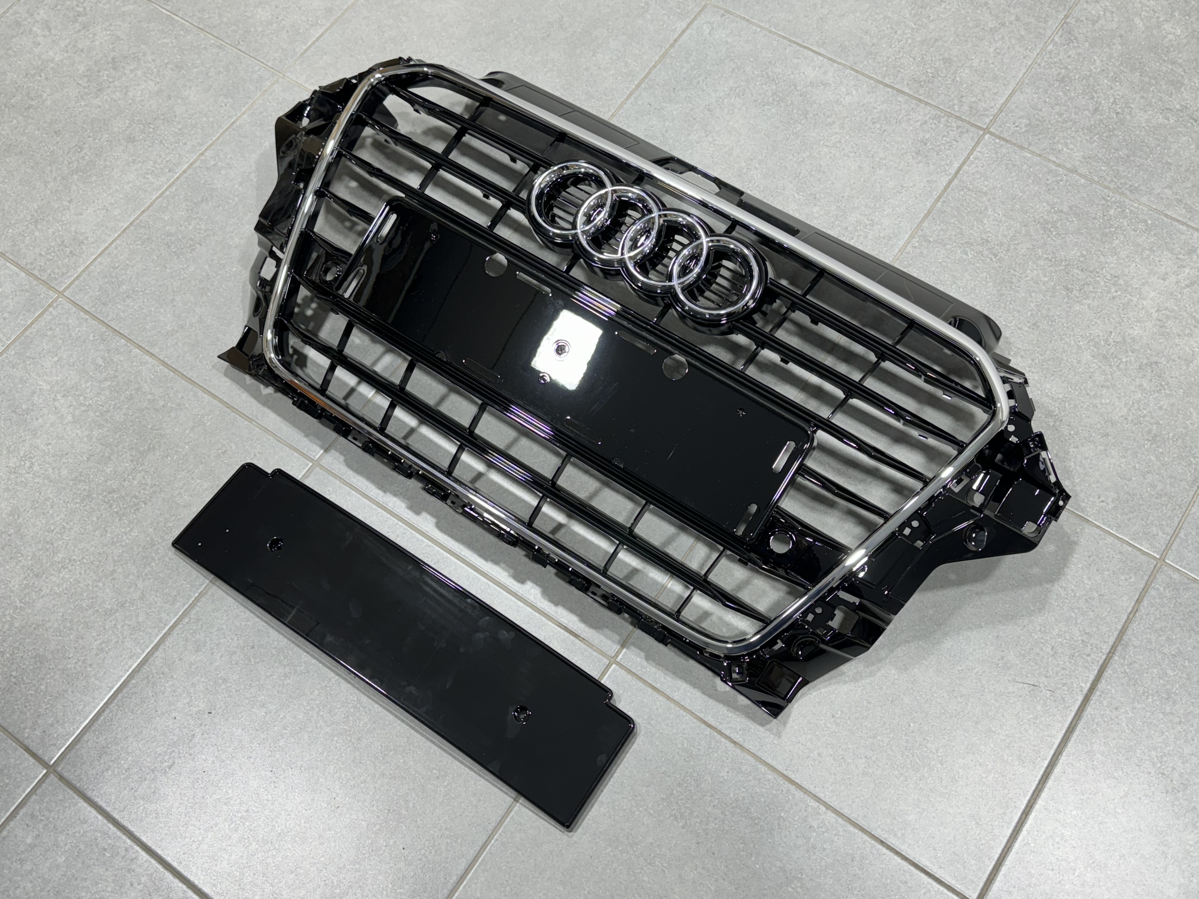 Решітка радіатора для Audi A3 2012-2016 чорна з хромом 3