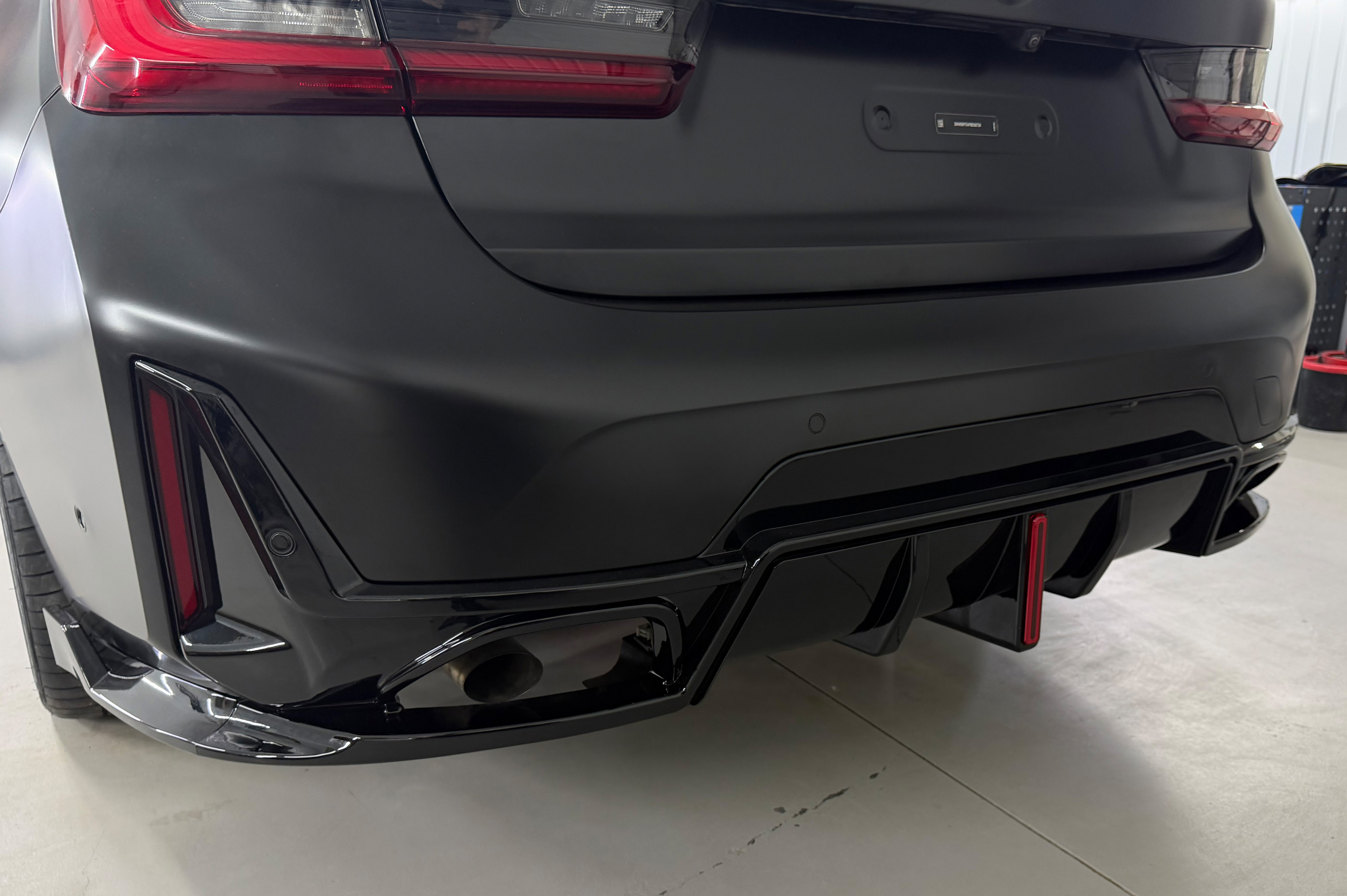 Дифузор заднього бампера B-Style LED (для M-Sport 2023+, ABS) 6
