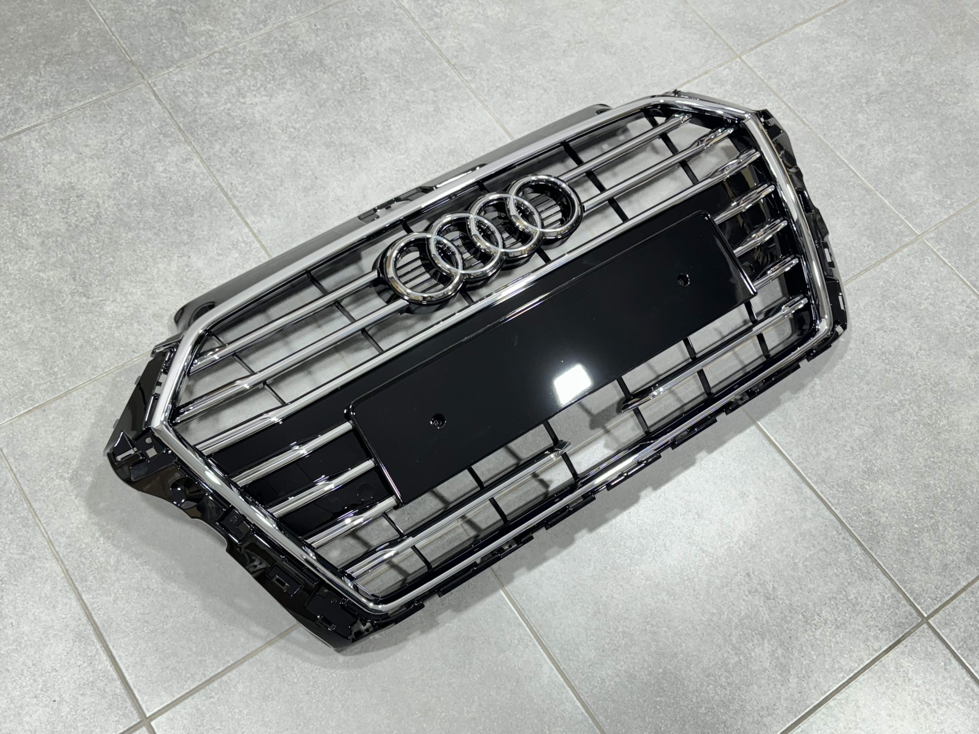 Решітка радіатора с дистроніком для Audi A3 2017-2020 чорна з хромом 3