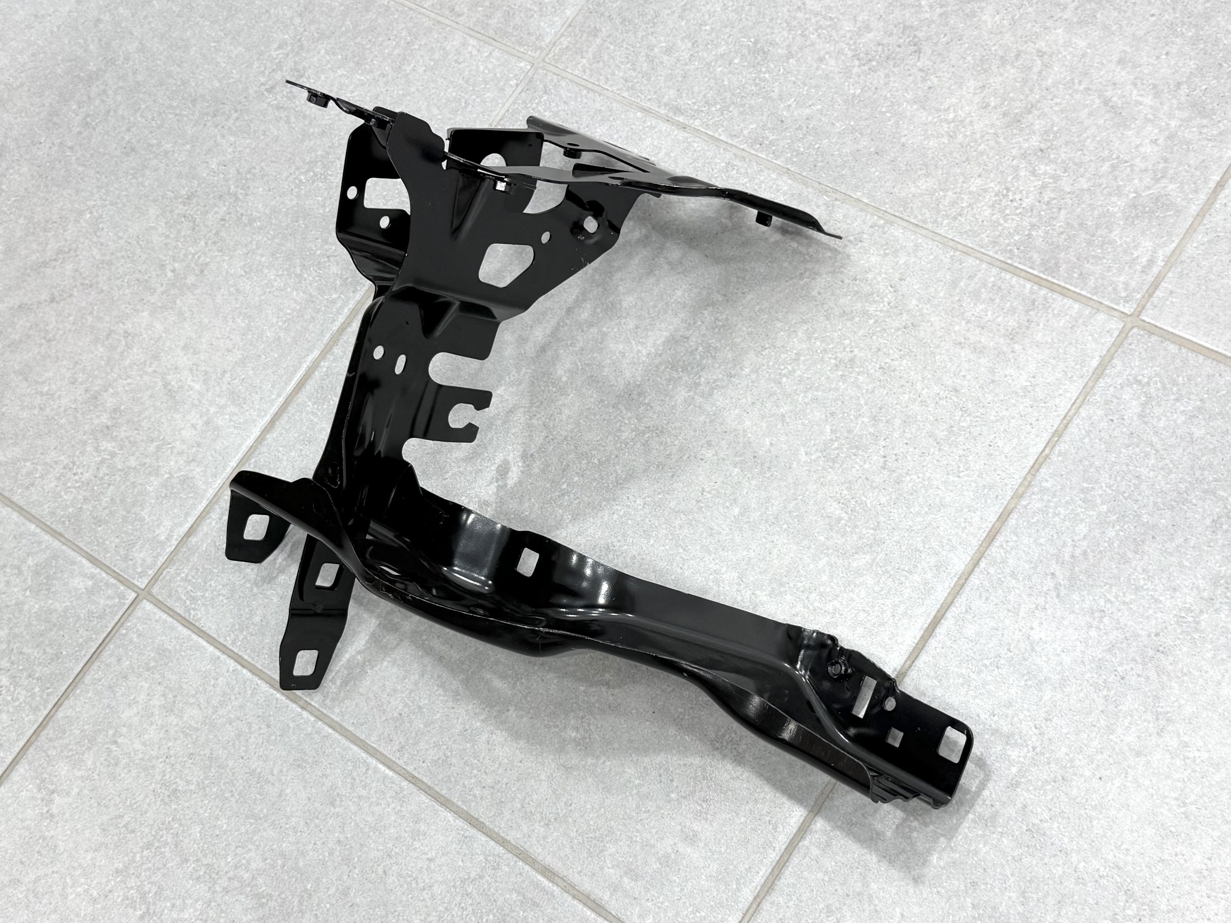 Кронштейн кріплення лівої фари 51647383857 / 51647449815 для BMW 5 series G30 G31 4