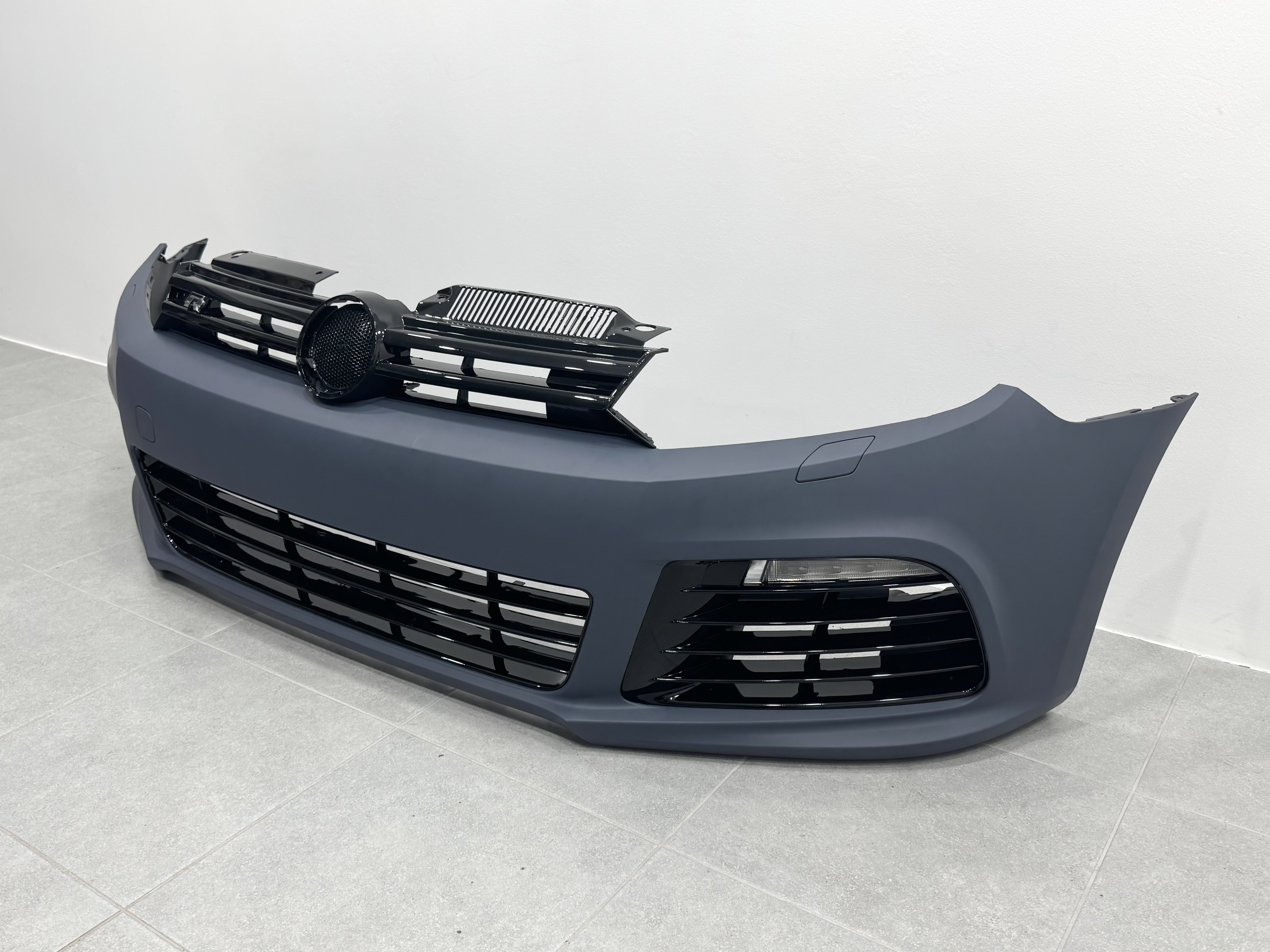Передній бампер R20 style Volkswagen Golf 6 2008-2013 4