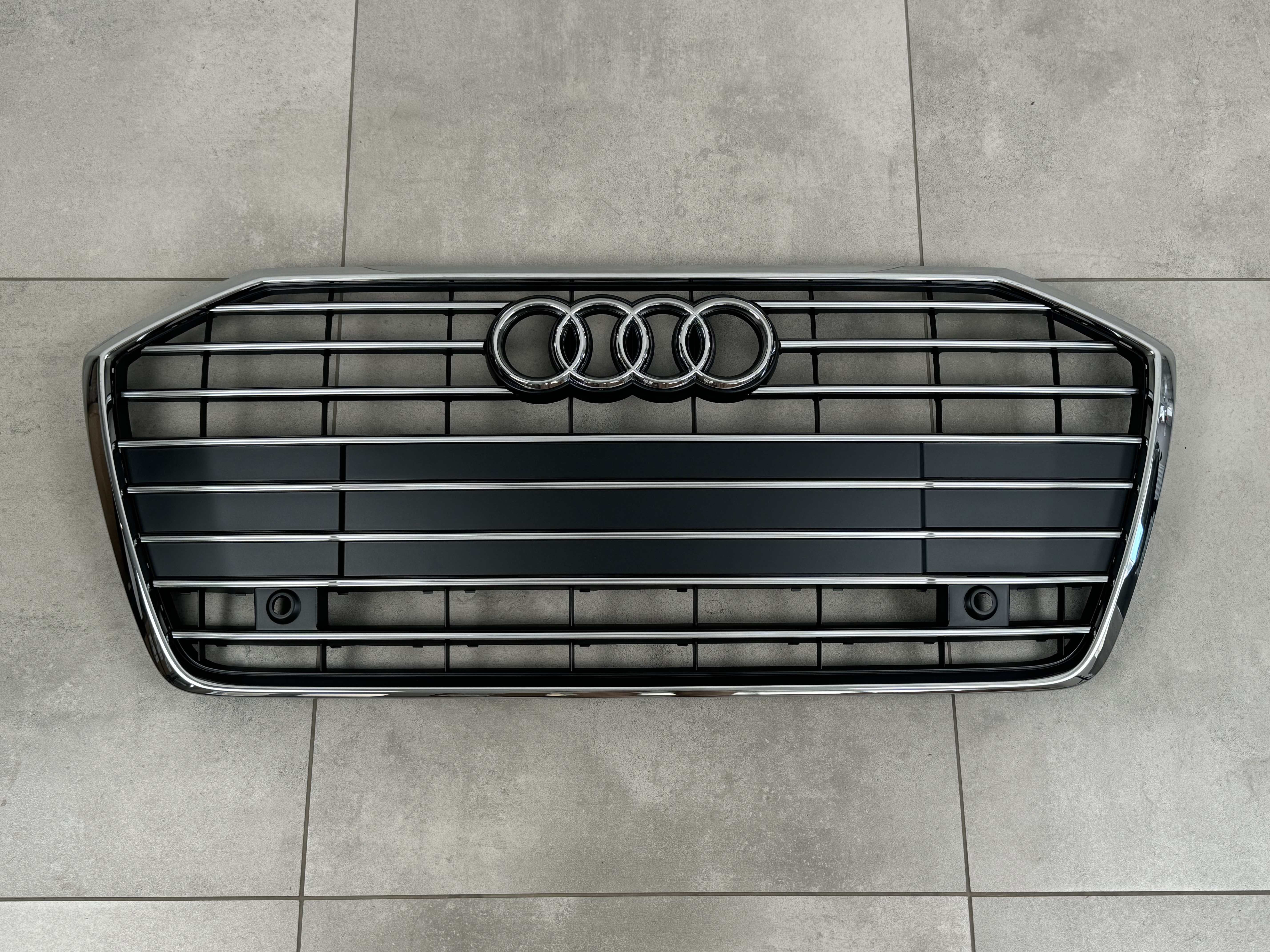 Решітка радіатора Audi A6 C8 2018+ темно-сіра з хромом 6