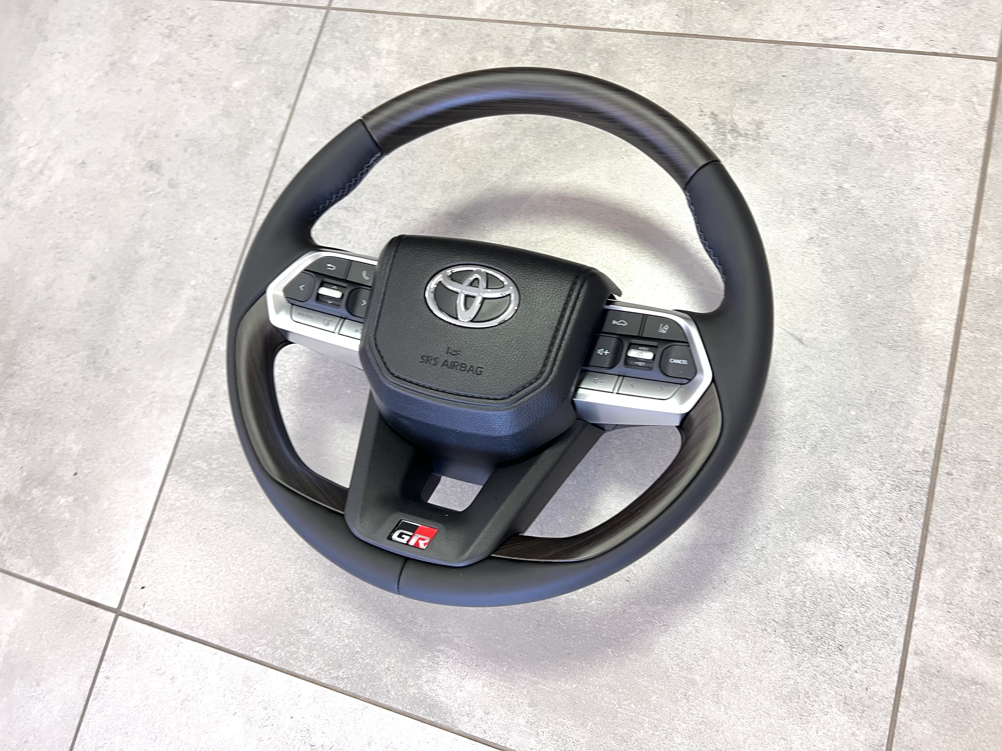 Кермо у зборі Toyota Land Cruiser 200 / Prado 150 у стилі LC 300 GR 5