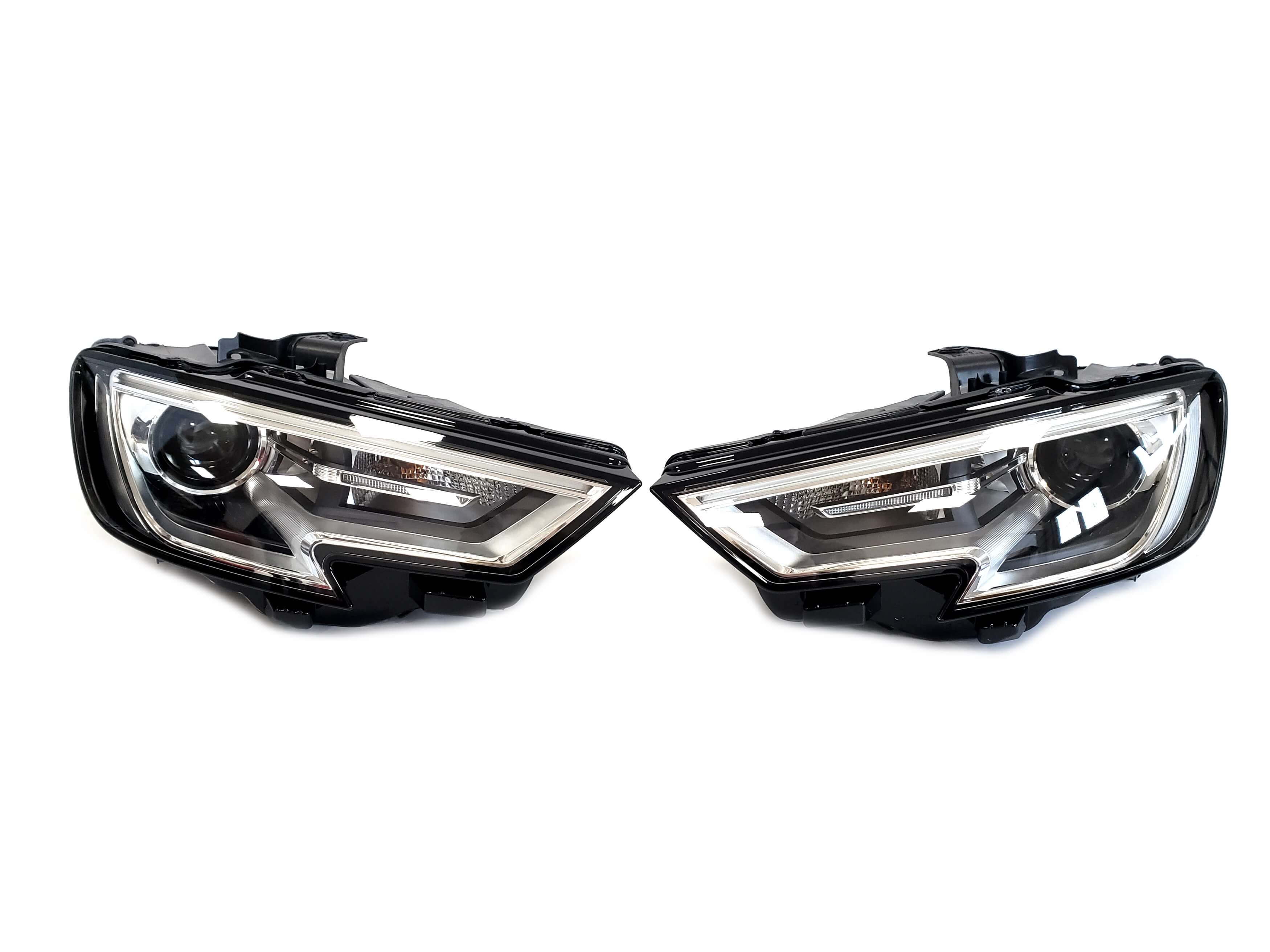 Передні фари (Bi-Xenon Європа комплектні) на Audi A3 8V 2016-2020 року