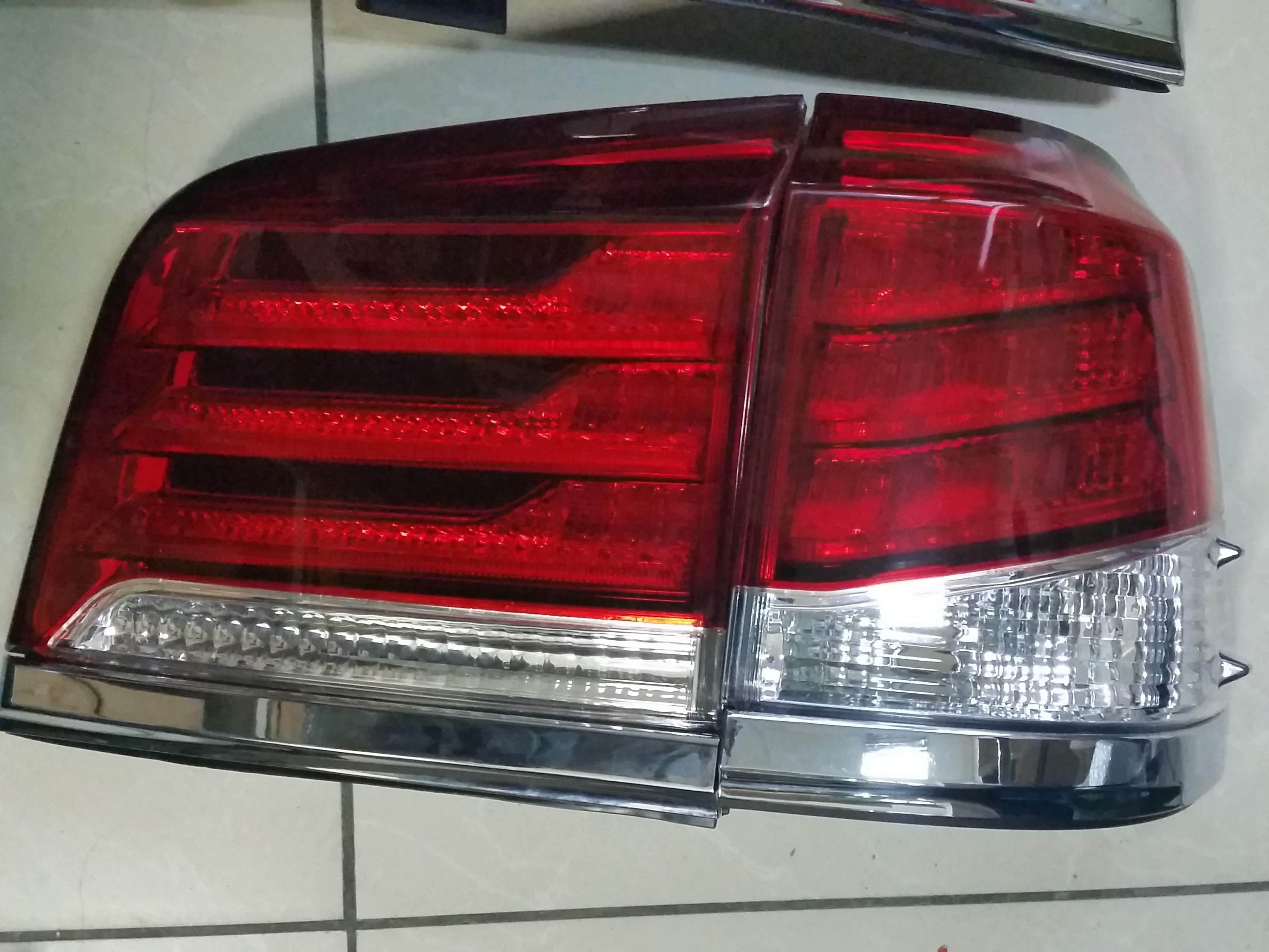 Задні ліхтарі рестайлінг Lexus LX 570 2012-2015 червоно-білі (комплект 4шт.) 4