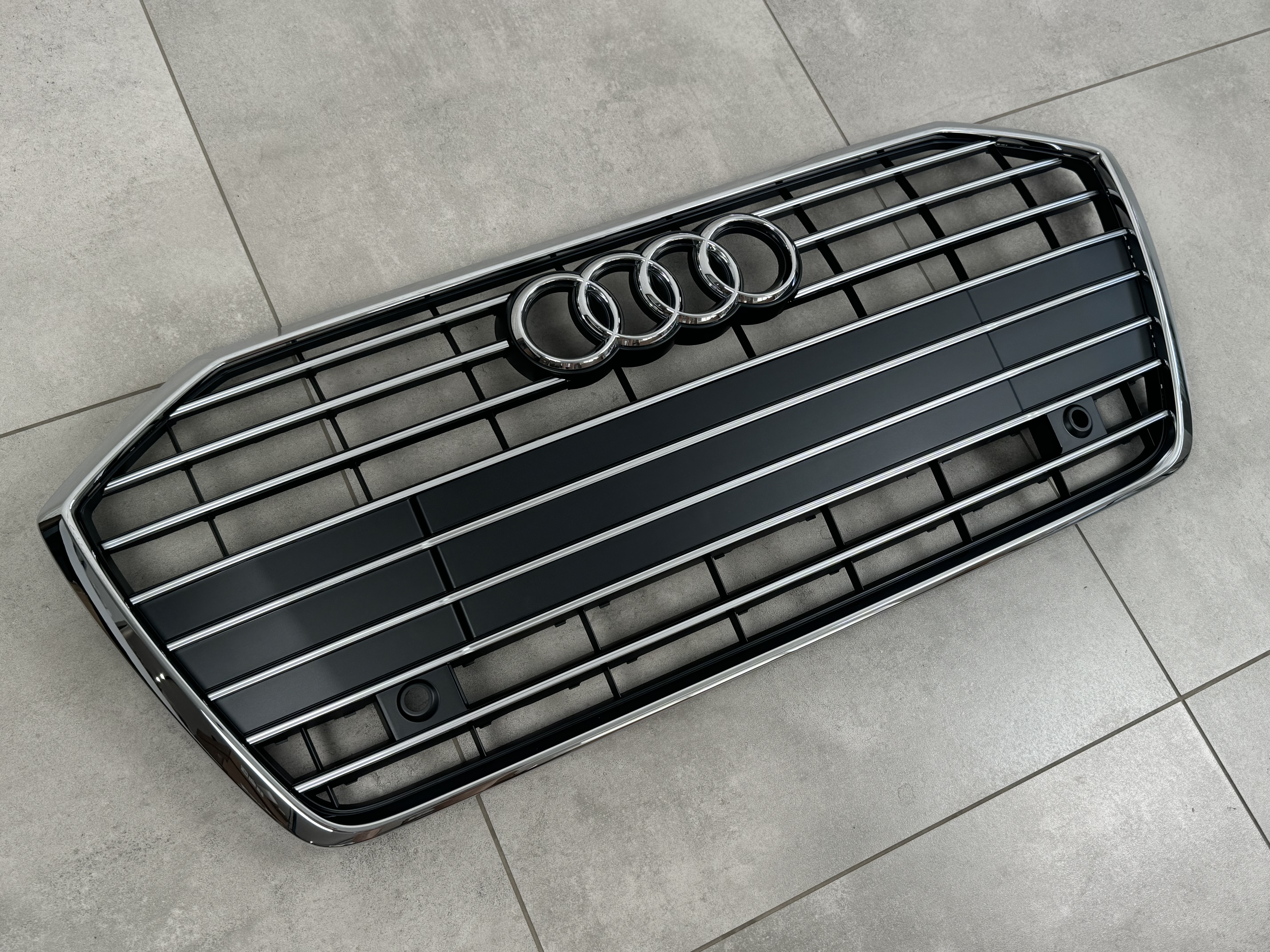 Решітка радіатора Audi A6 C8 2018+ темно-сіра з хромом 5