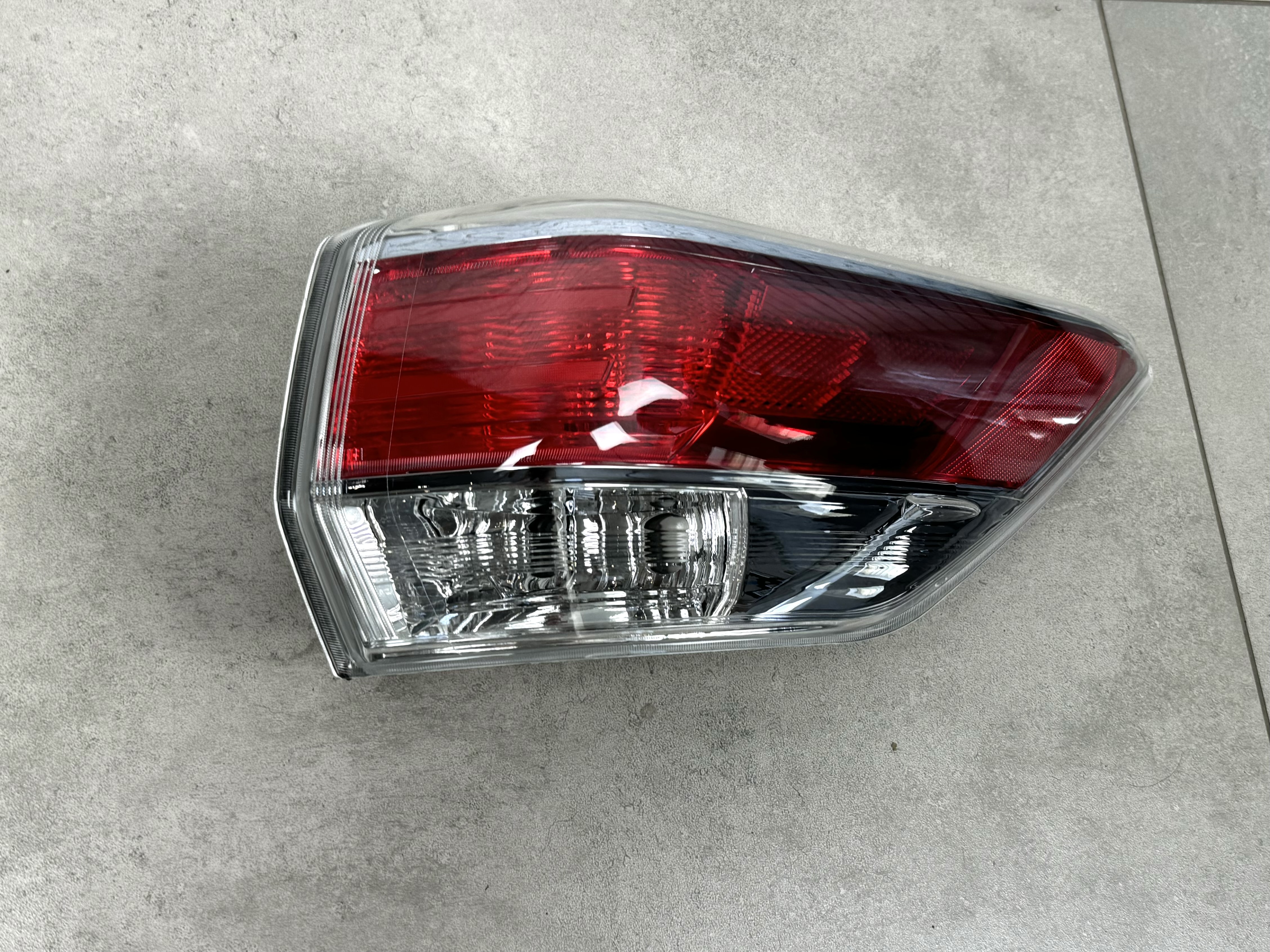 Задній ліхтар зовнішній правий Toyota Highlander 2014-2016 4