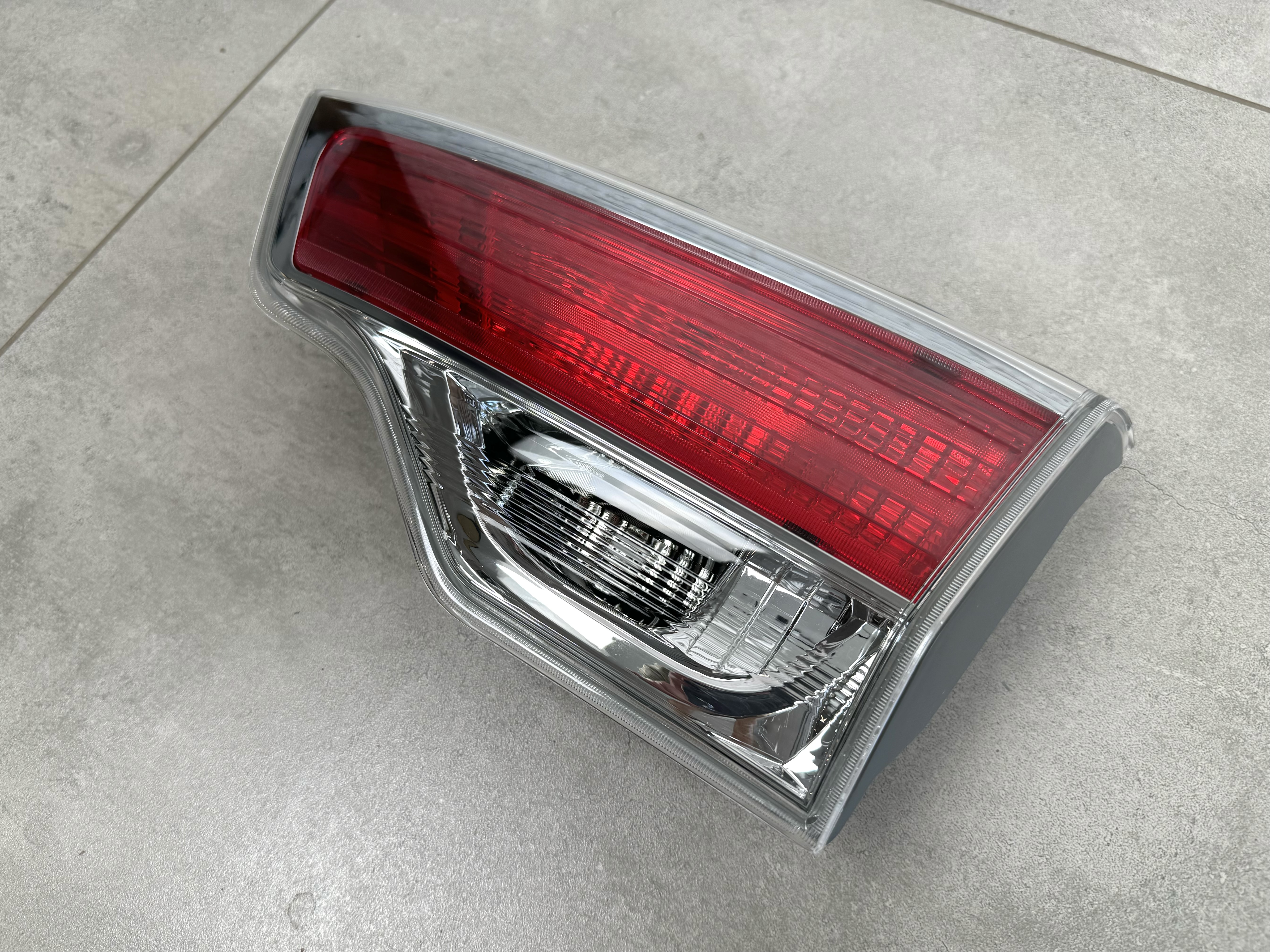 Задній ліхтар правий внутрішній Toyota Highlander 2014-2016 4