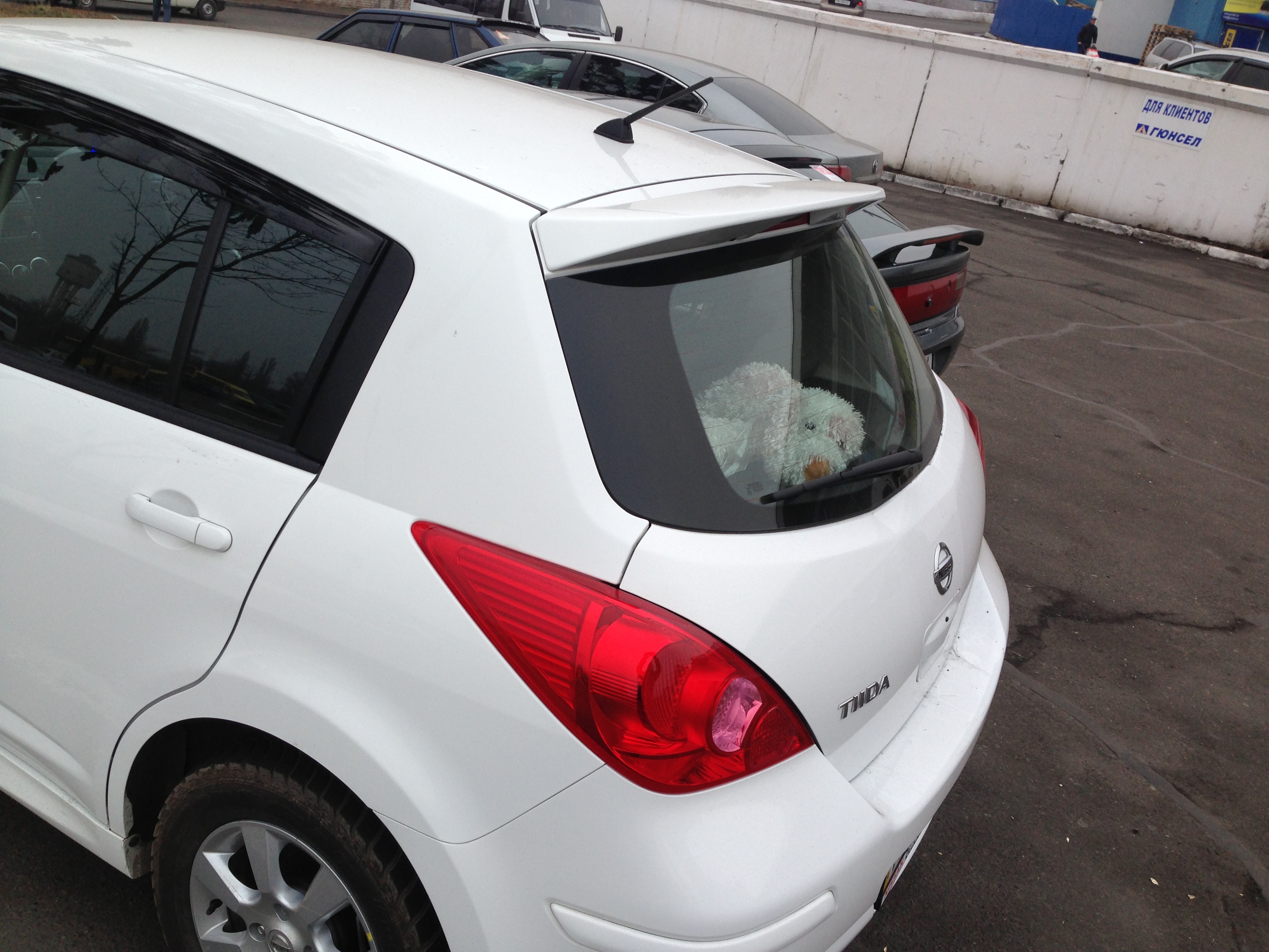 Спойлер козирок Nissan Tiida 2006-2013 ABS пластик під фарбування 3