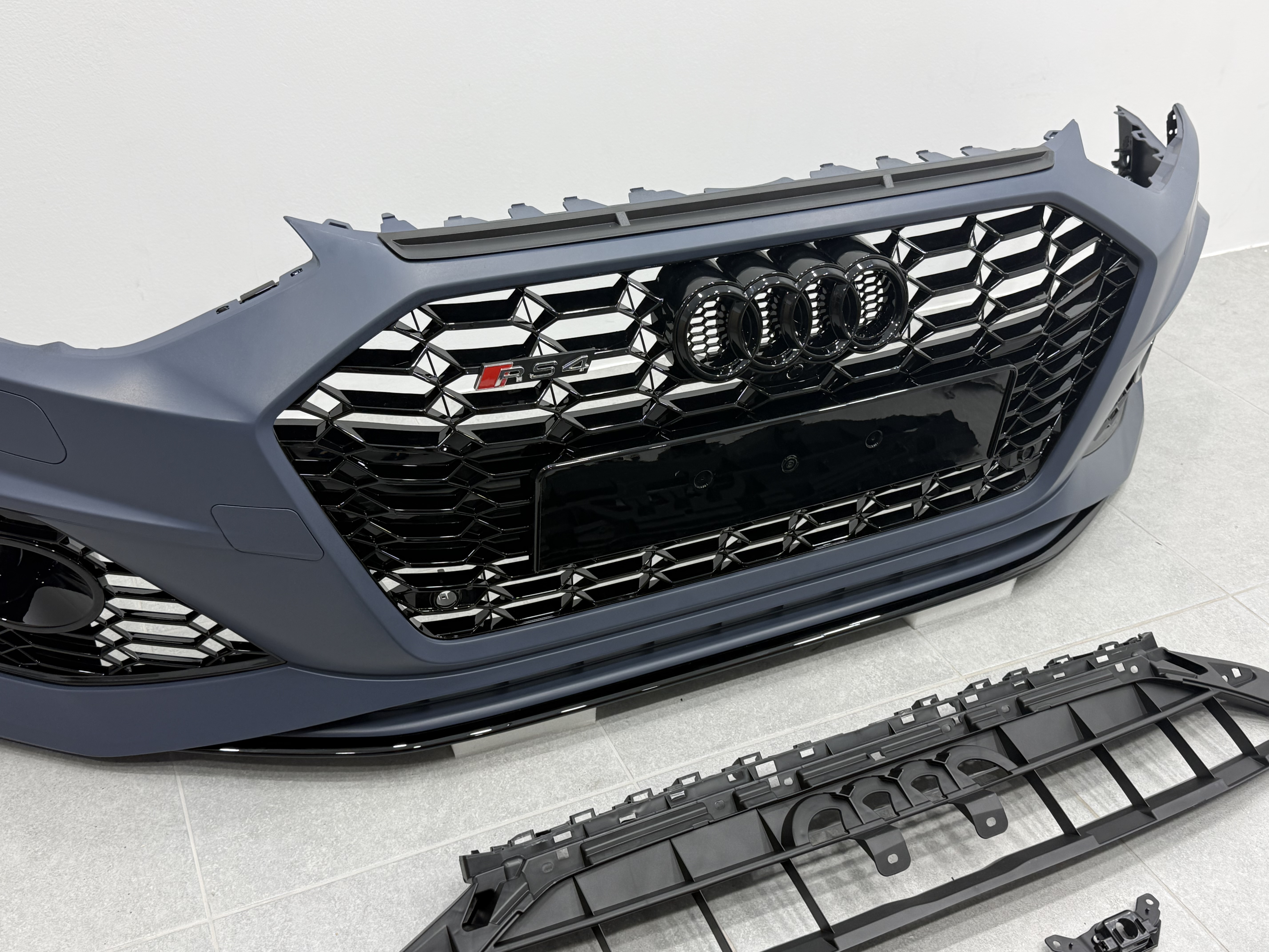 Бампер передній у стилі RS4 для Audi A4 2020-2023 2
