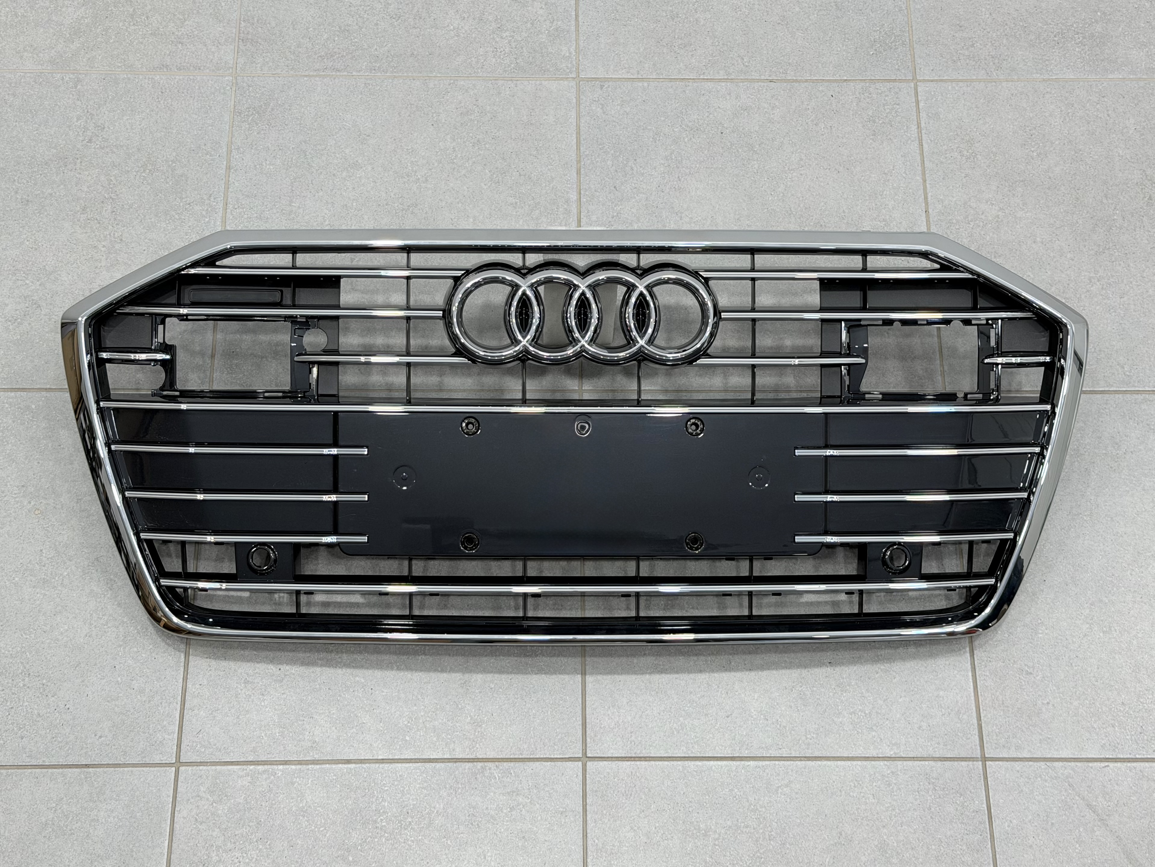 Решітка радіатора ПІД РАДАРИ Audi A6 C8 2018+ темно-сіра з хромом 6
