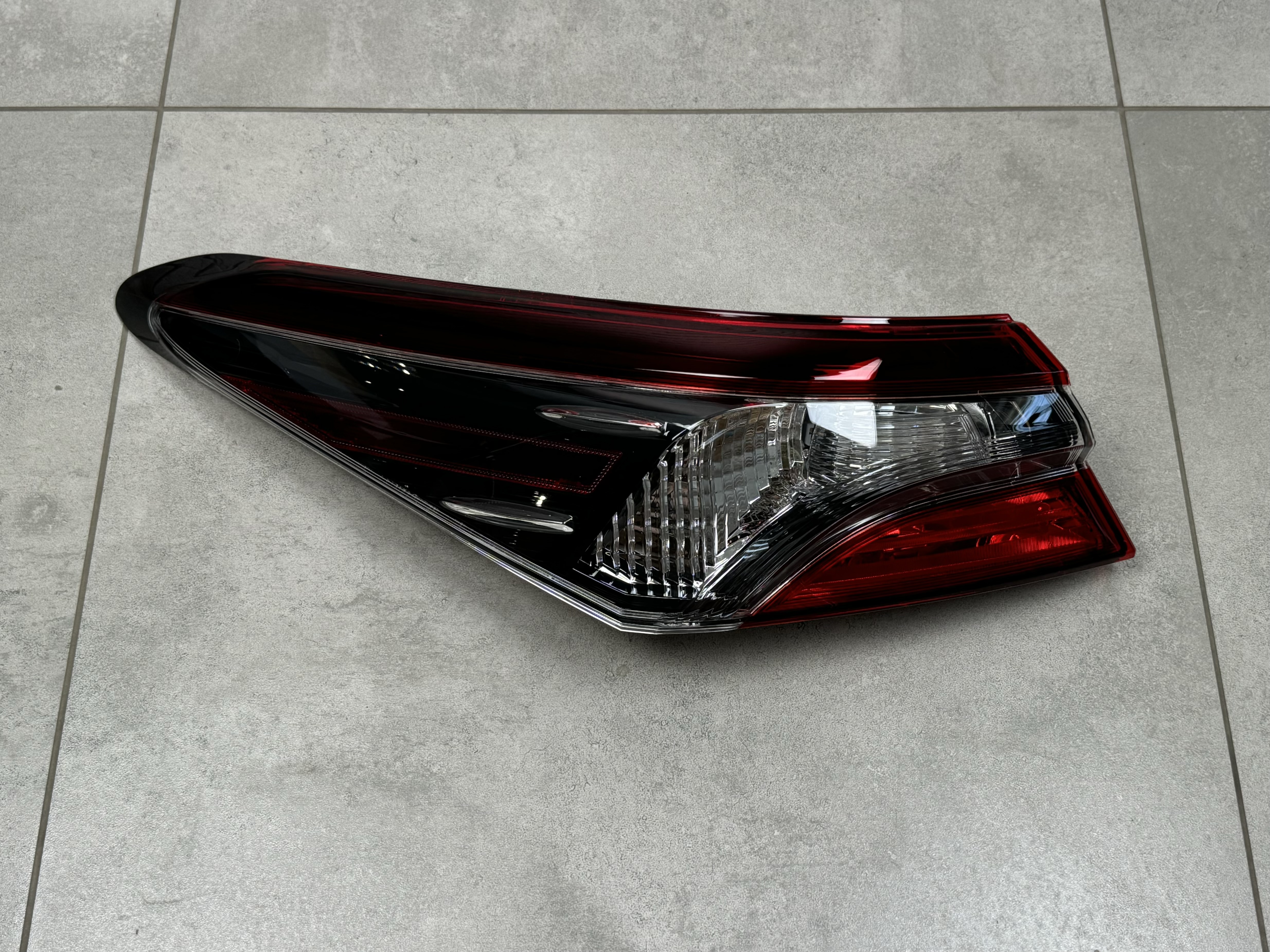 Задній ліхтар зовнішній лівий Toyota Camry 70 USA SE LE 2021- 1шт. 2