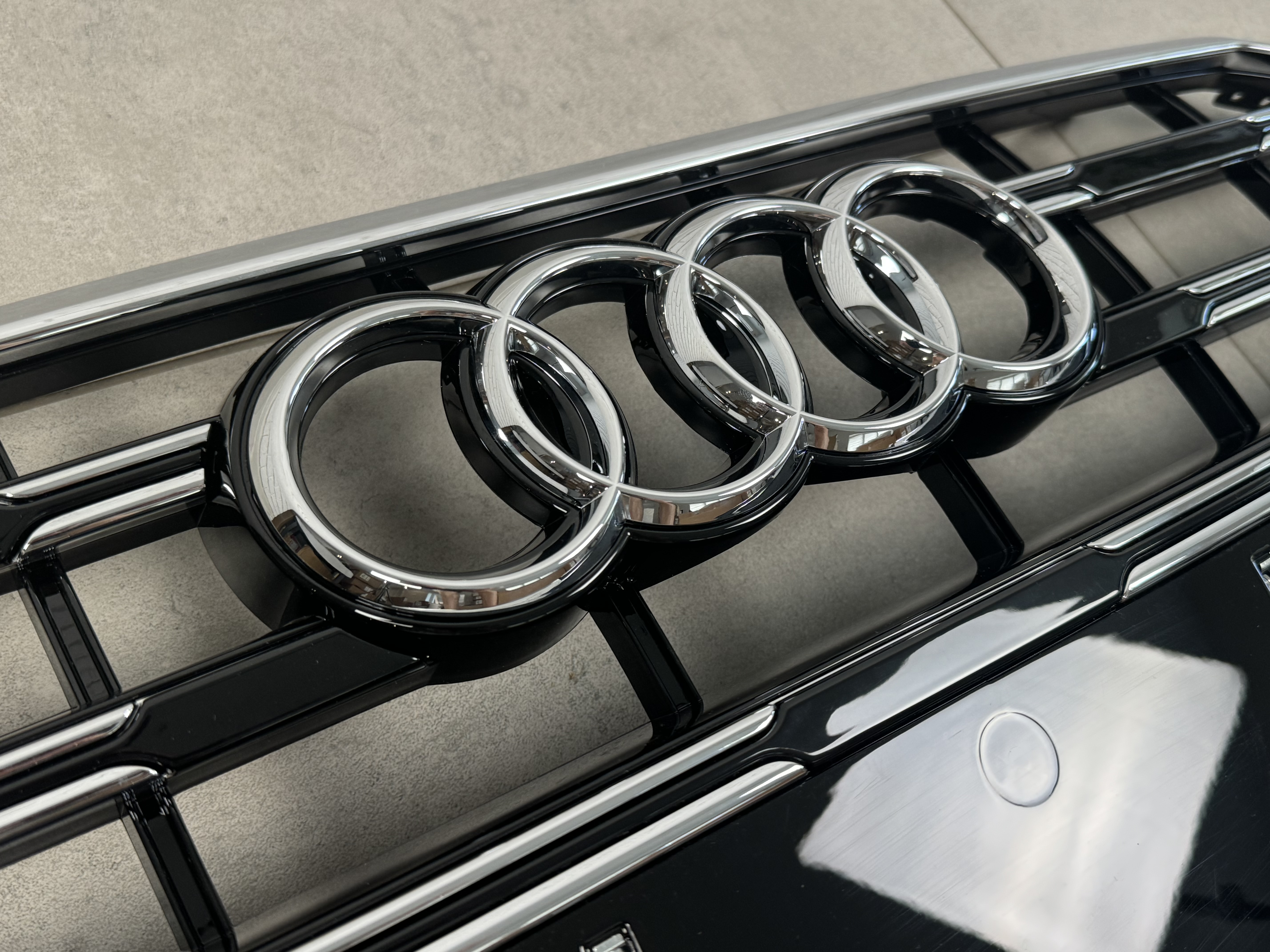 Решітка радіатора Audi A6 C8 рестайлінг для 2018+ чорна з хромом 5
