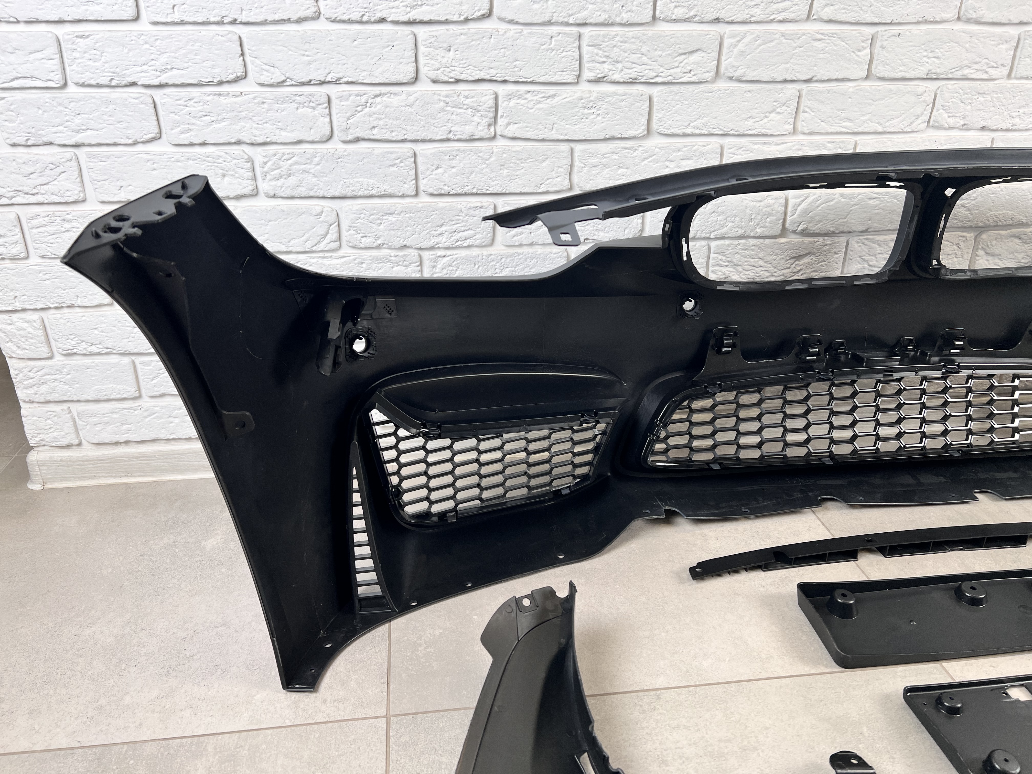 Передній бампер M3 стиль BMW 3 Series F30 F31 2012-2018 (під омивачі / з отворами під парктроніки) 5