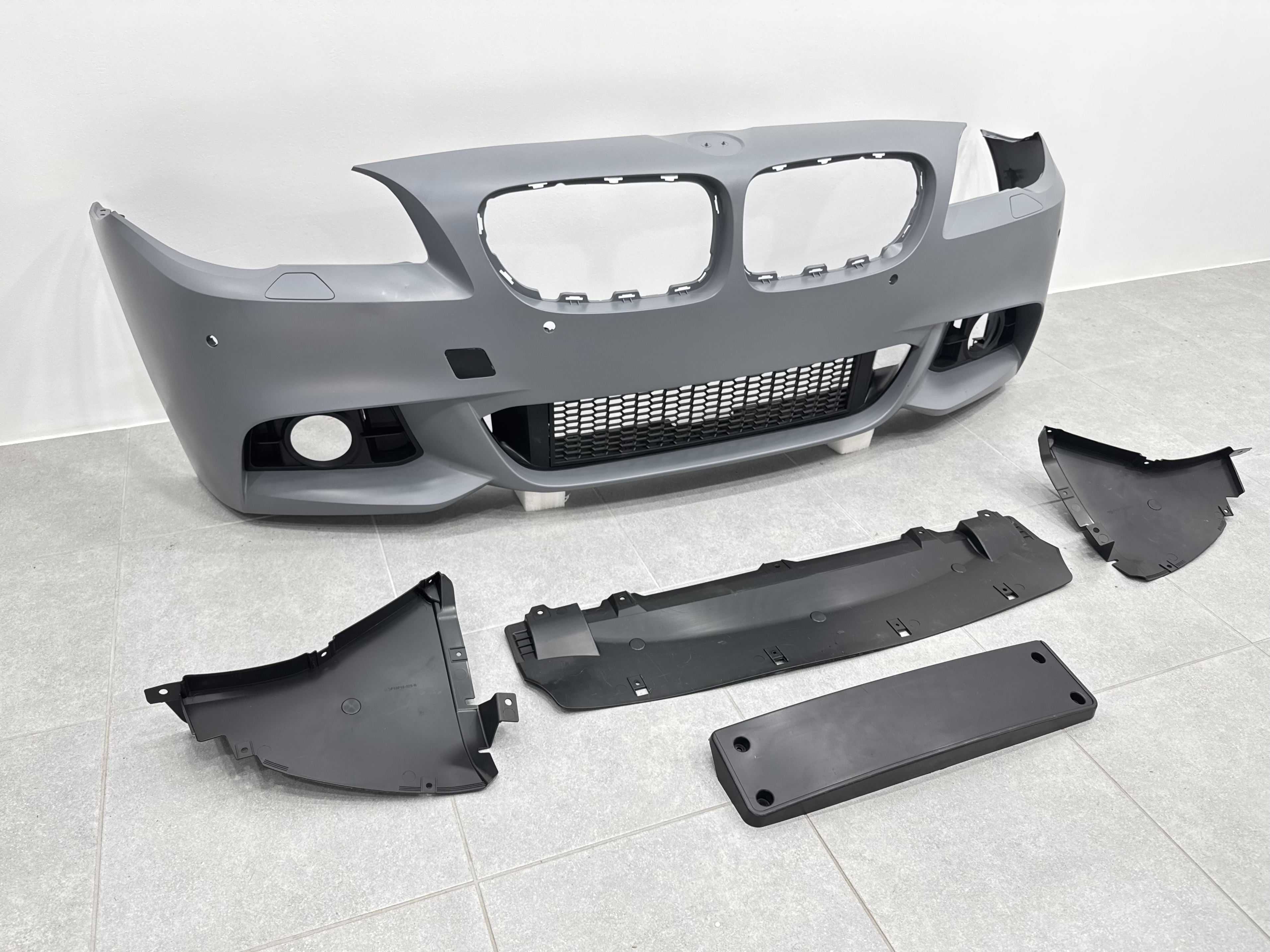 Комплект обвісу M paket рестайлинг 2013+ для BMW 5 series F10 2010-2016 (передній / задній бампер, пороги) 2