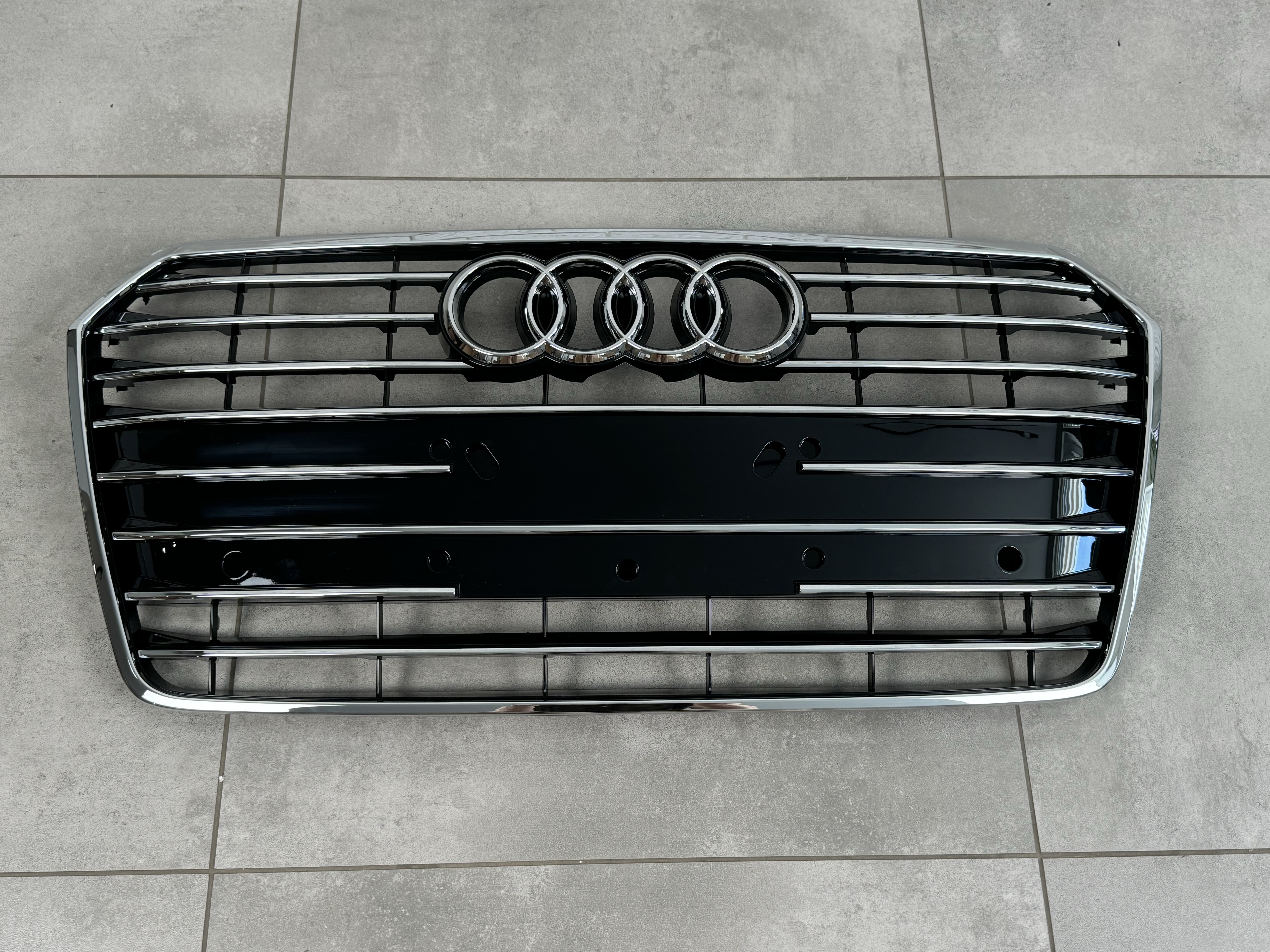 Решітка радіатора Audi A7 2014-2017 чорна з хромом 2