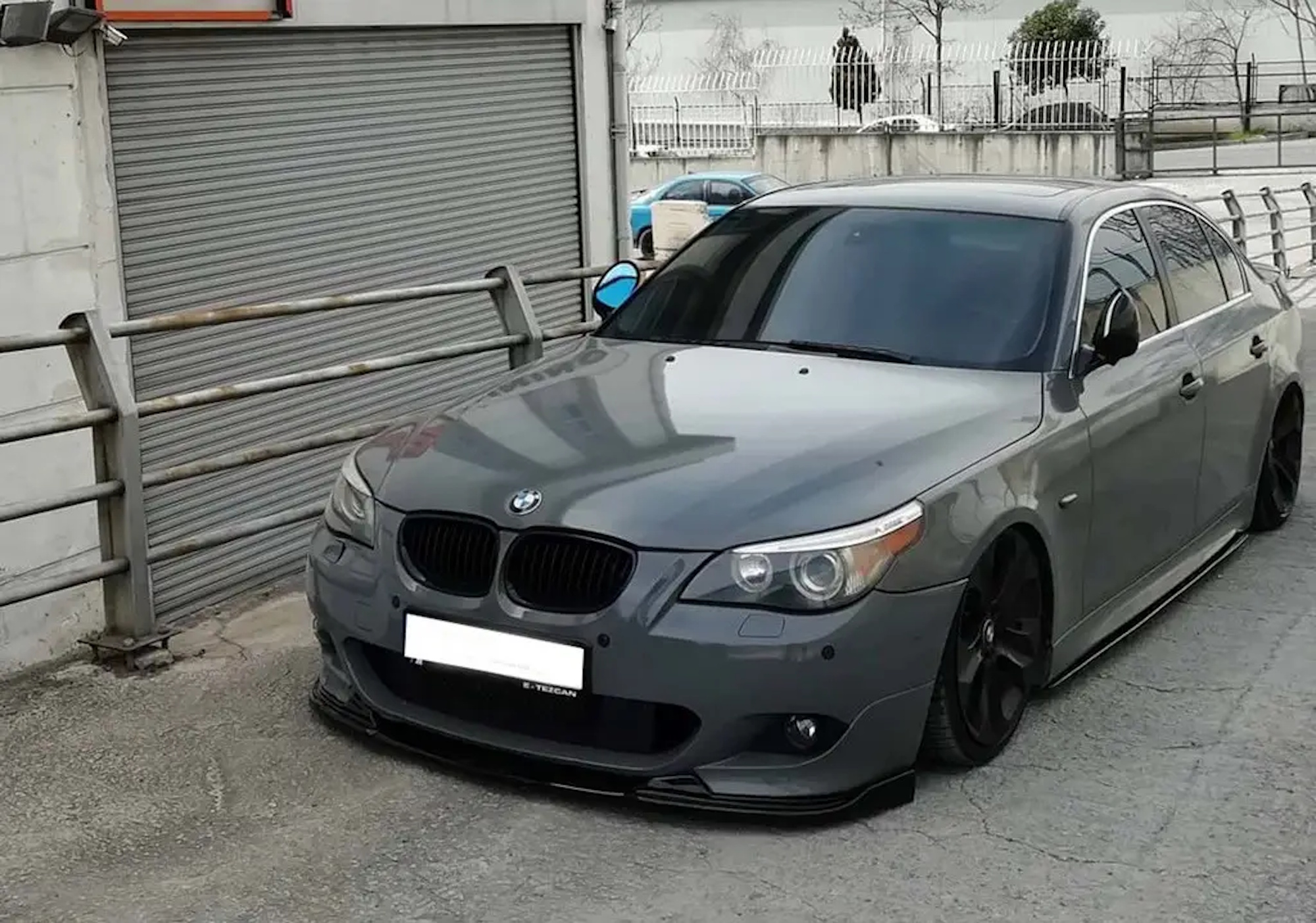 Губа (переднього бампера) Чорний глянець (М-Пакет) на BMW 5 Series E60 / E61 2003-2010 року 5