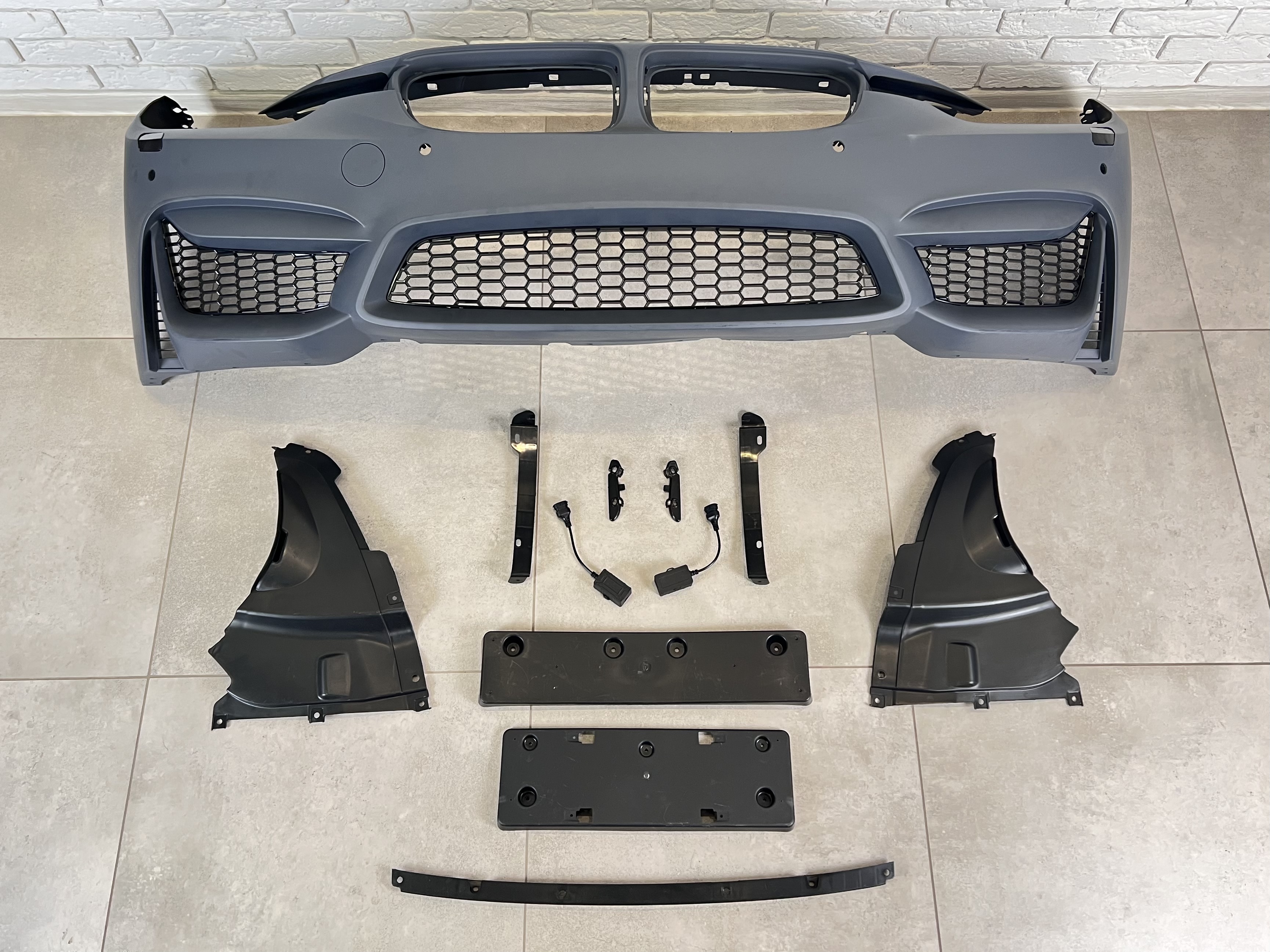 Передній бампер M3 стиль BMW 3 Series F30 F31 2012-2018 (під омивачі / з отворами під парктроніки) 3
