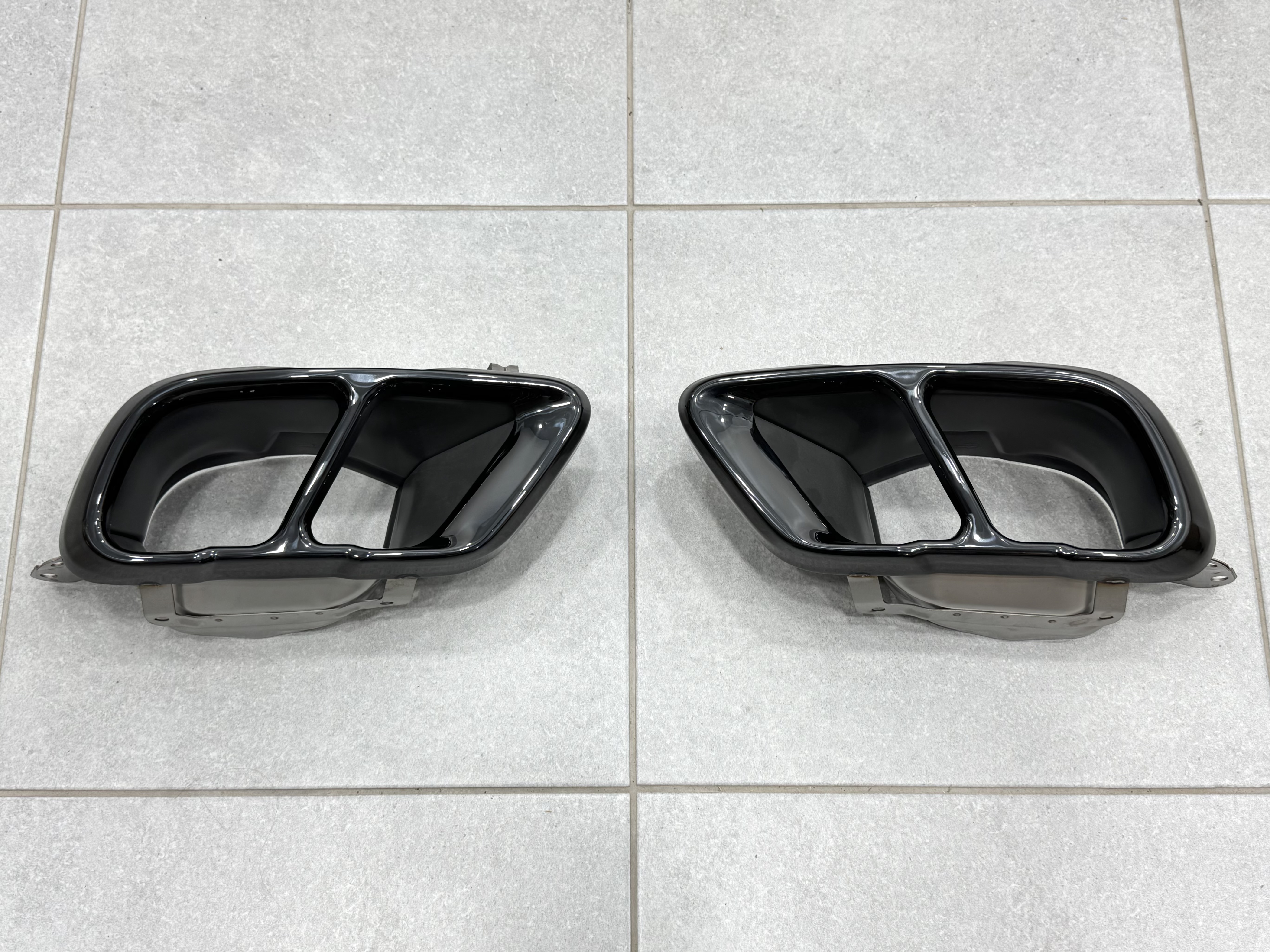 Насадки на вихлопні труби M Paket LCI для BMW X5 G05 / X6 G06 / X7 G07 чорні 2
