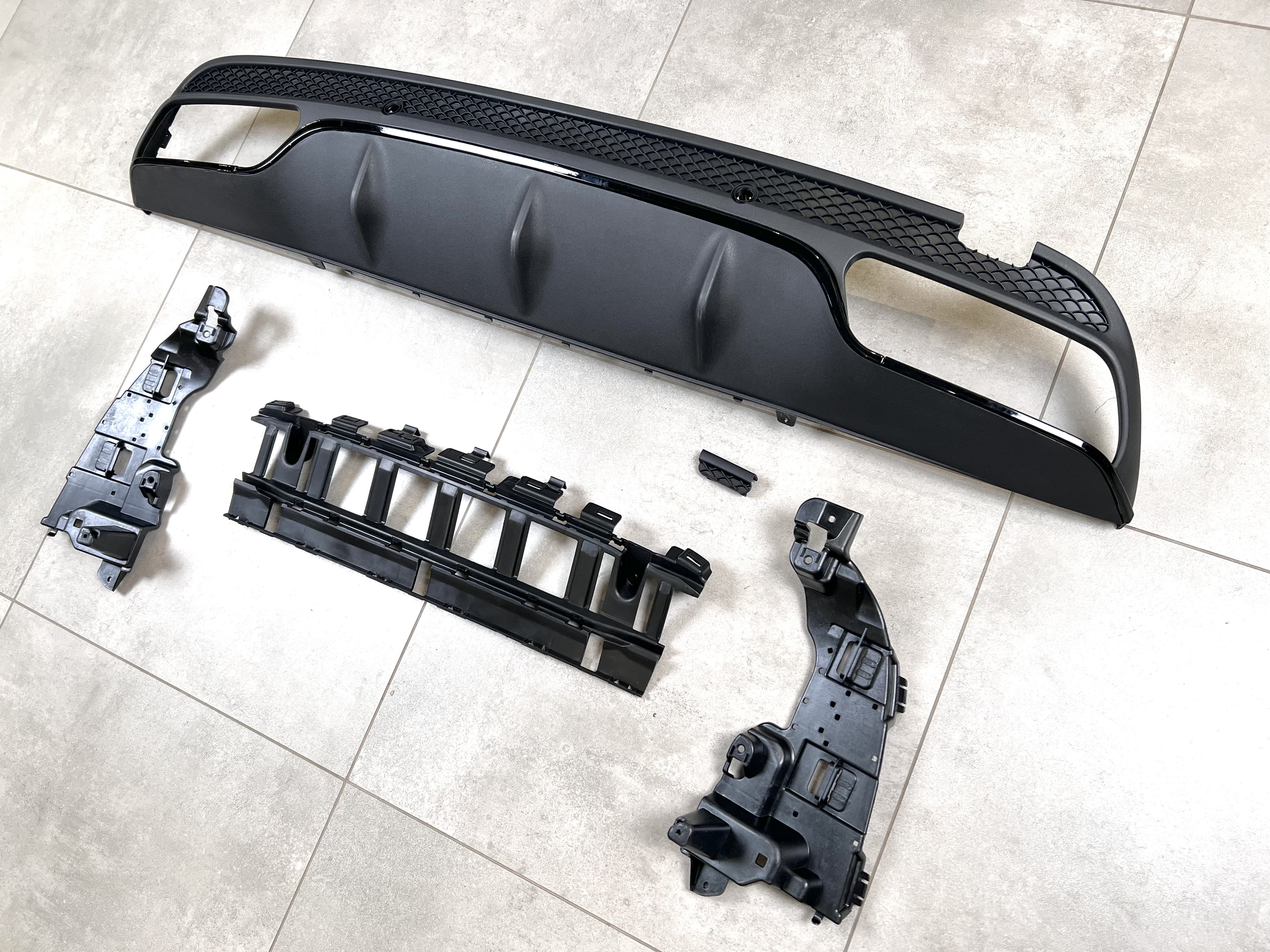 Накладка заднього бампера чорна AMG C63 (дифузор) Mercedes C-Class W205 2015-2021 4