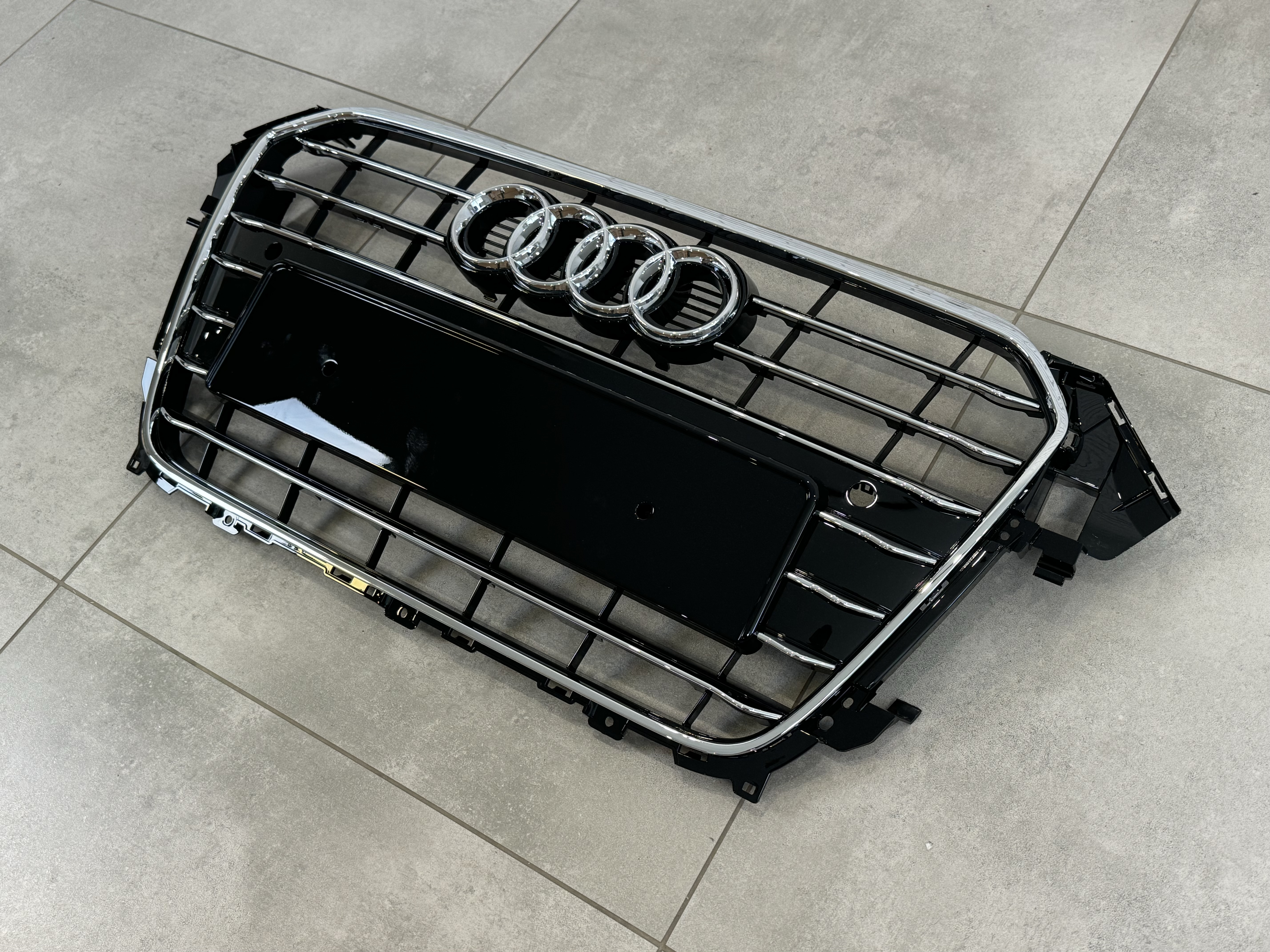 Решітка радіатора Audi A4 B8 2012-2015 чорна з хромом 4