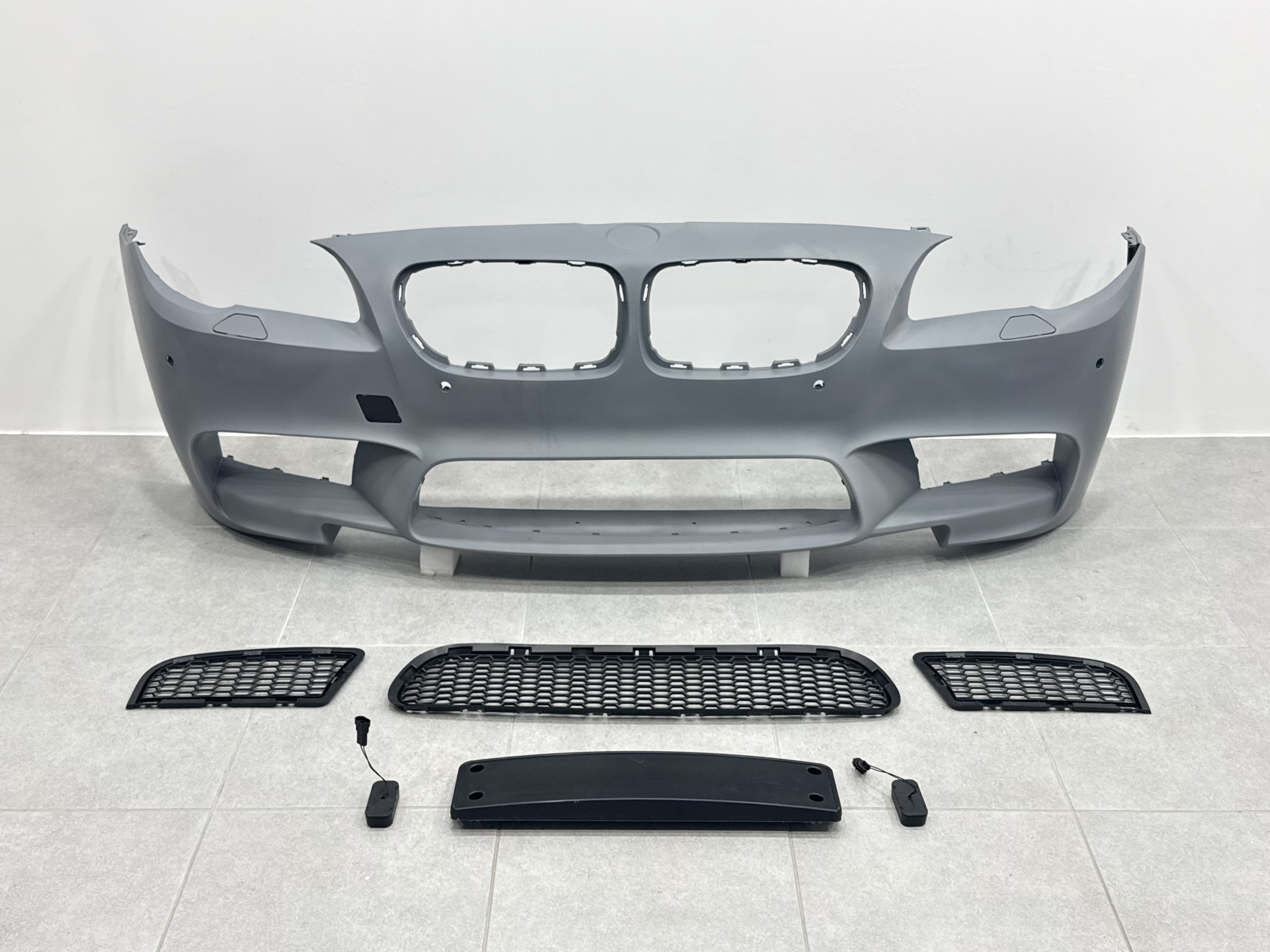 Передній бампер у зборі стиль M5 стиль для BMW 5 Series F10 F11 2010-2016 ПІД ПАРКТРОННИКИ 3