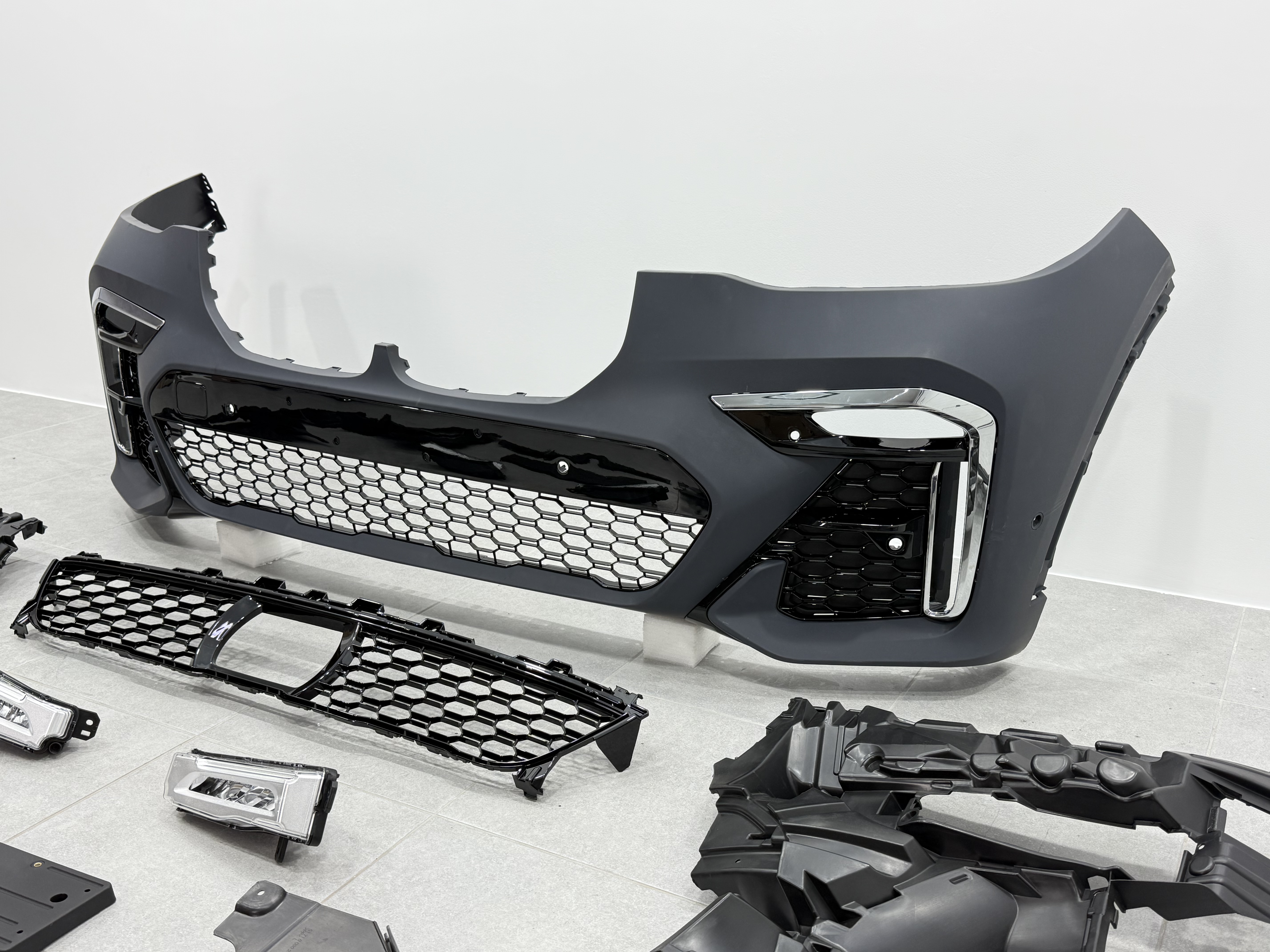 Передній бампер у зборі M paket для BMW X7 G07 2019-2022 3