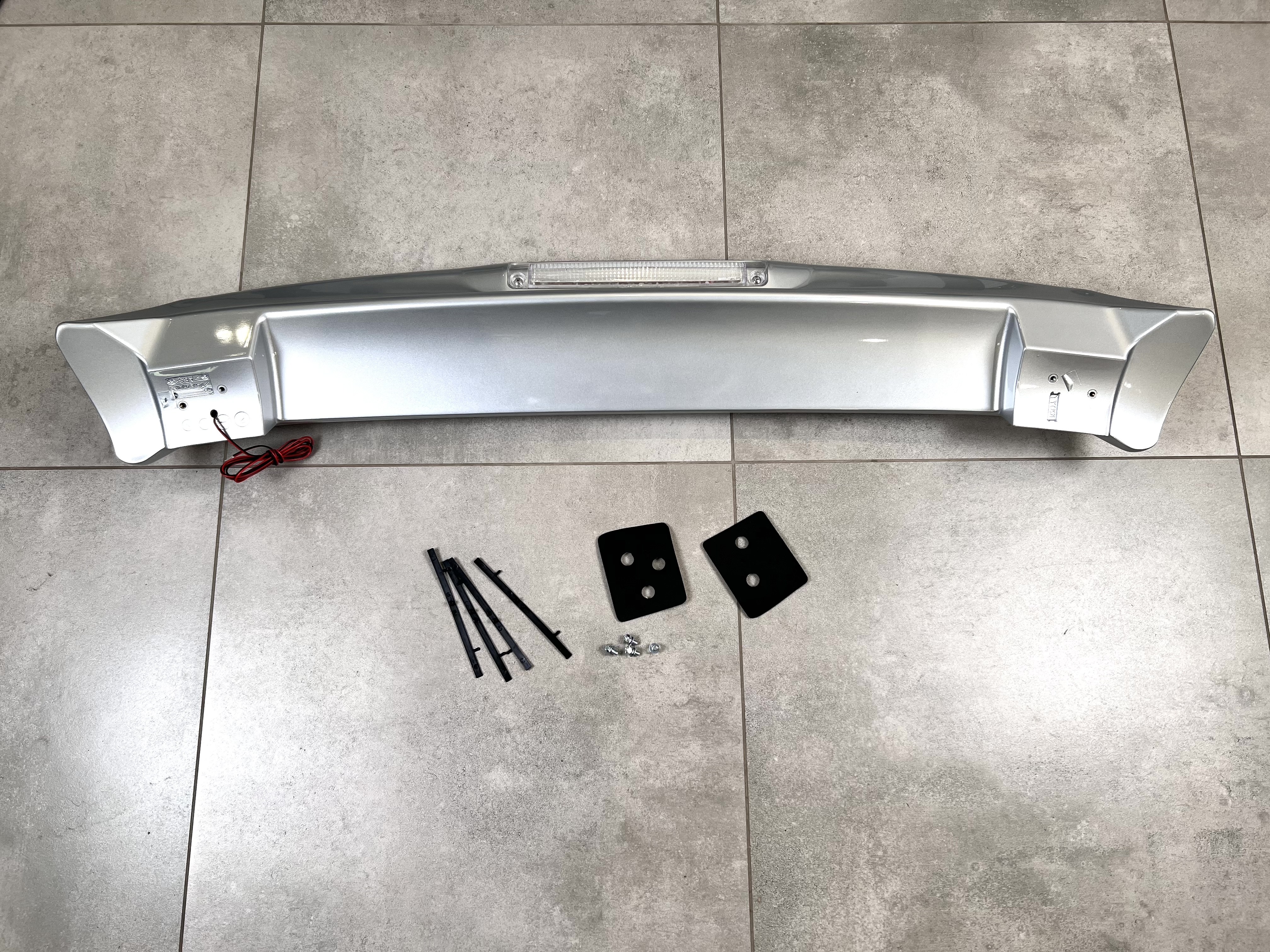 Спойлер на кришку багажника з білим стопом Toyota Land Cruiser Prado 120 2003-2009 колір срібло ABS пластик 4