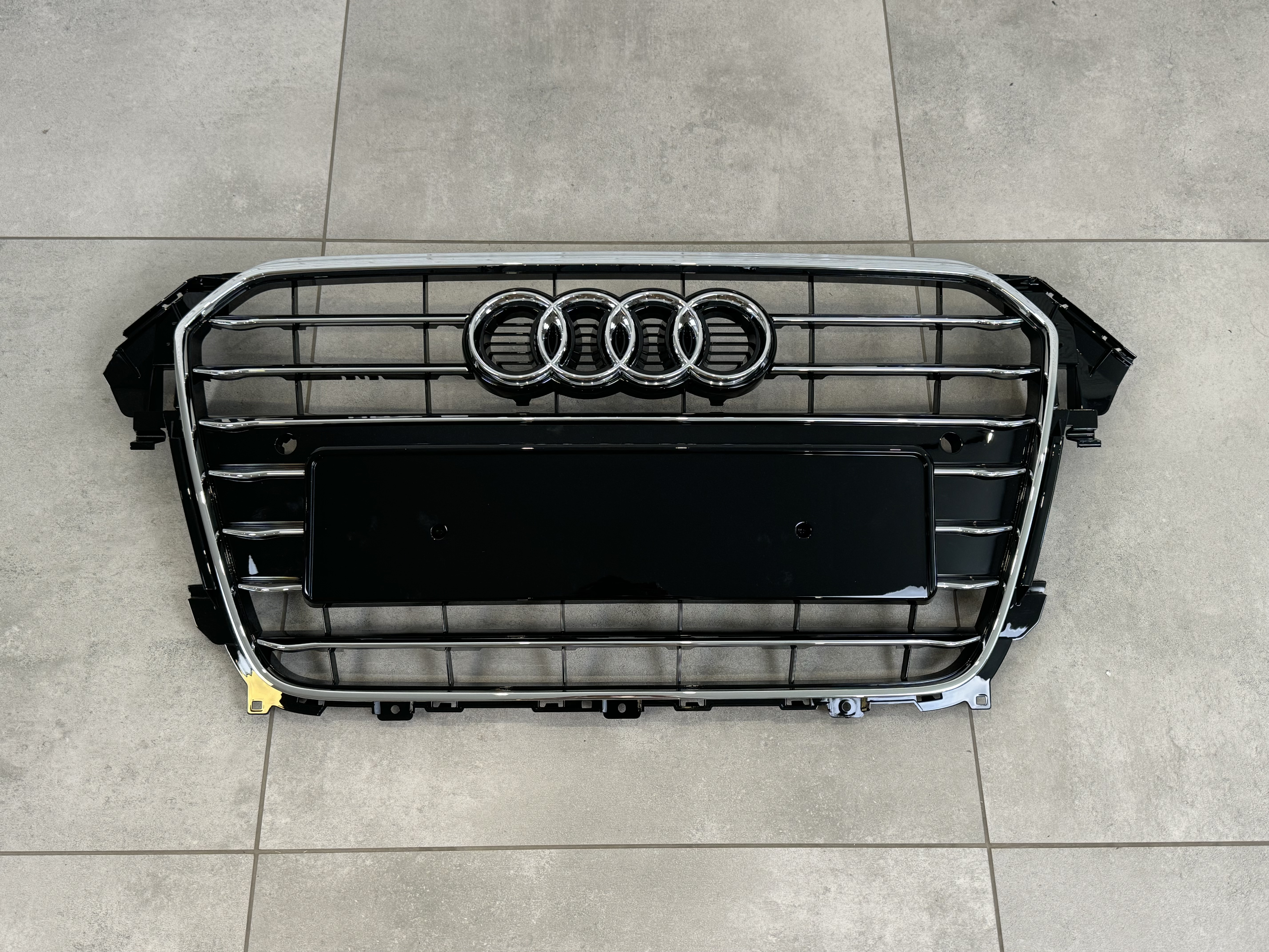 Решітка радіатора Audi A4 B8 2012-2015 чорна з хромом 2