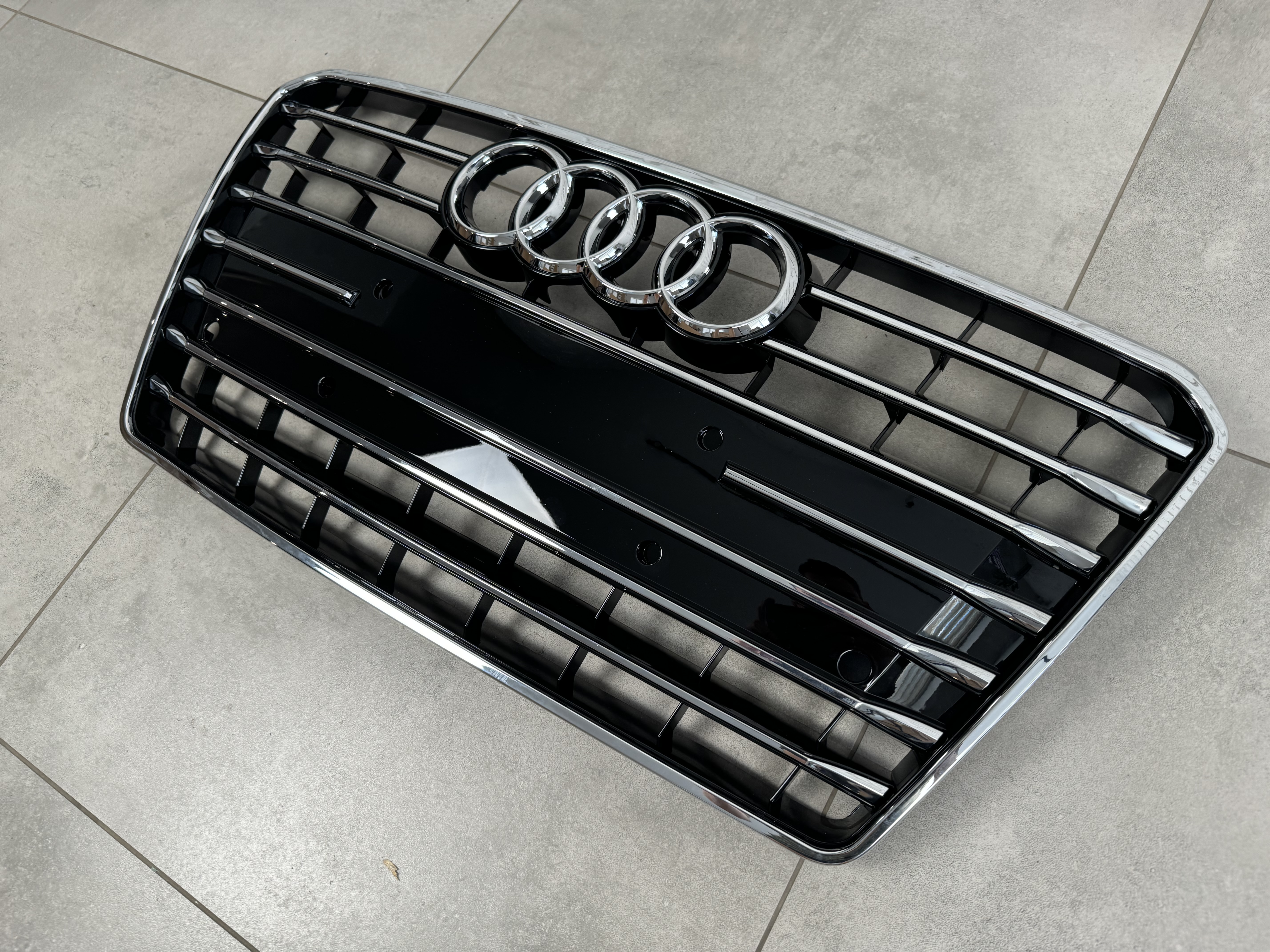 Решітка радіатора Audi A7 2010-2014 чорна з хромом 3