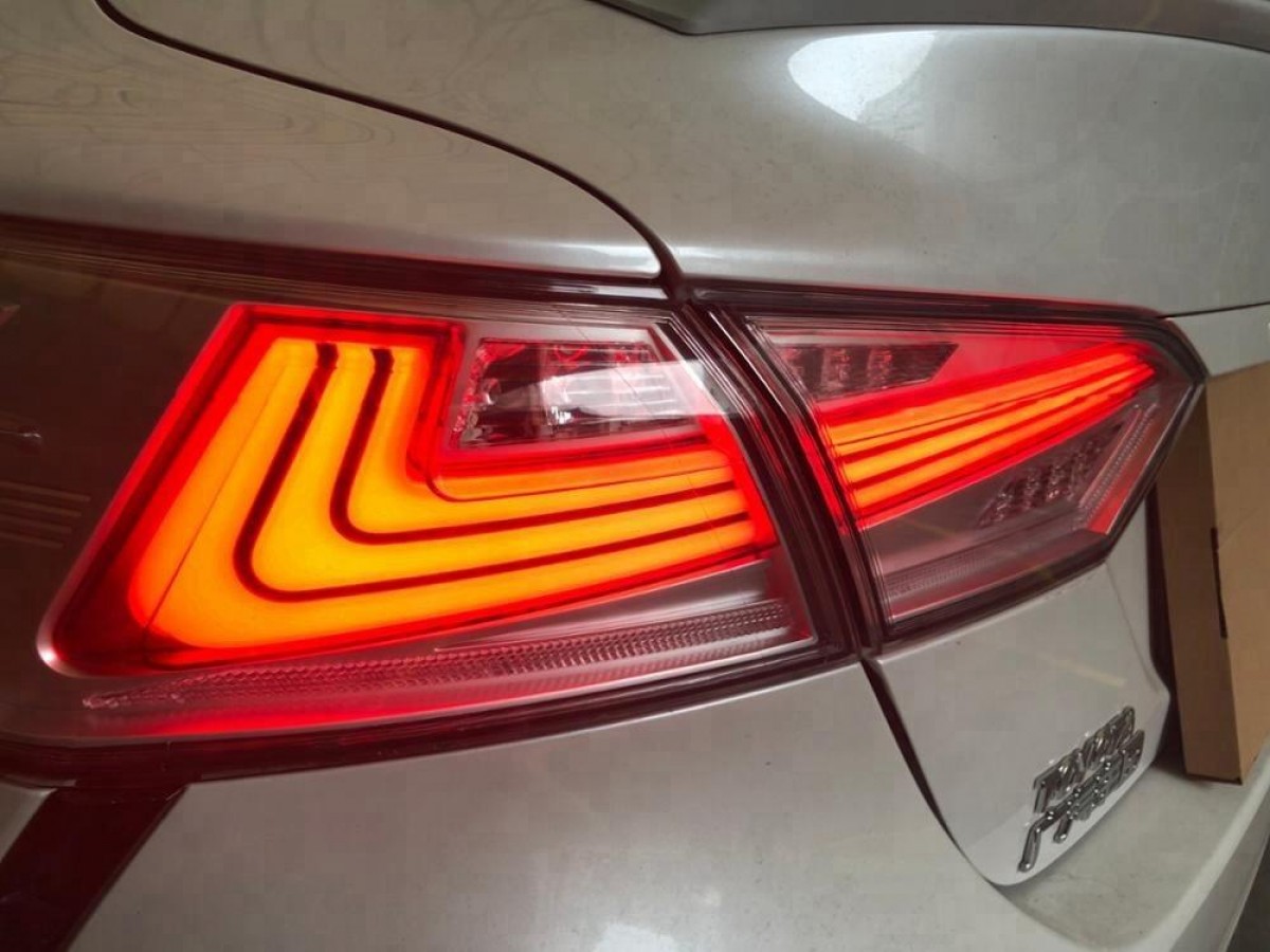 Задні діодні ліхтарі Toyota Camry 70 2018 - димчасті 2