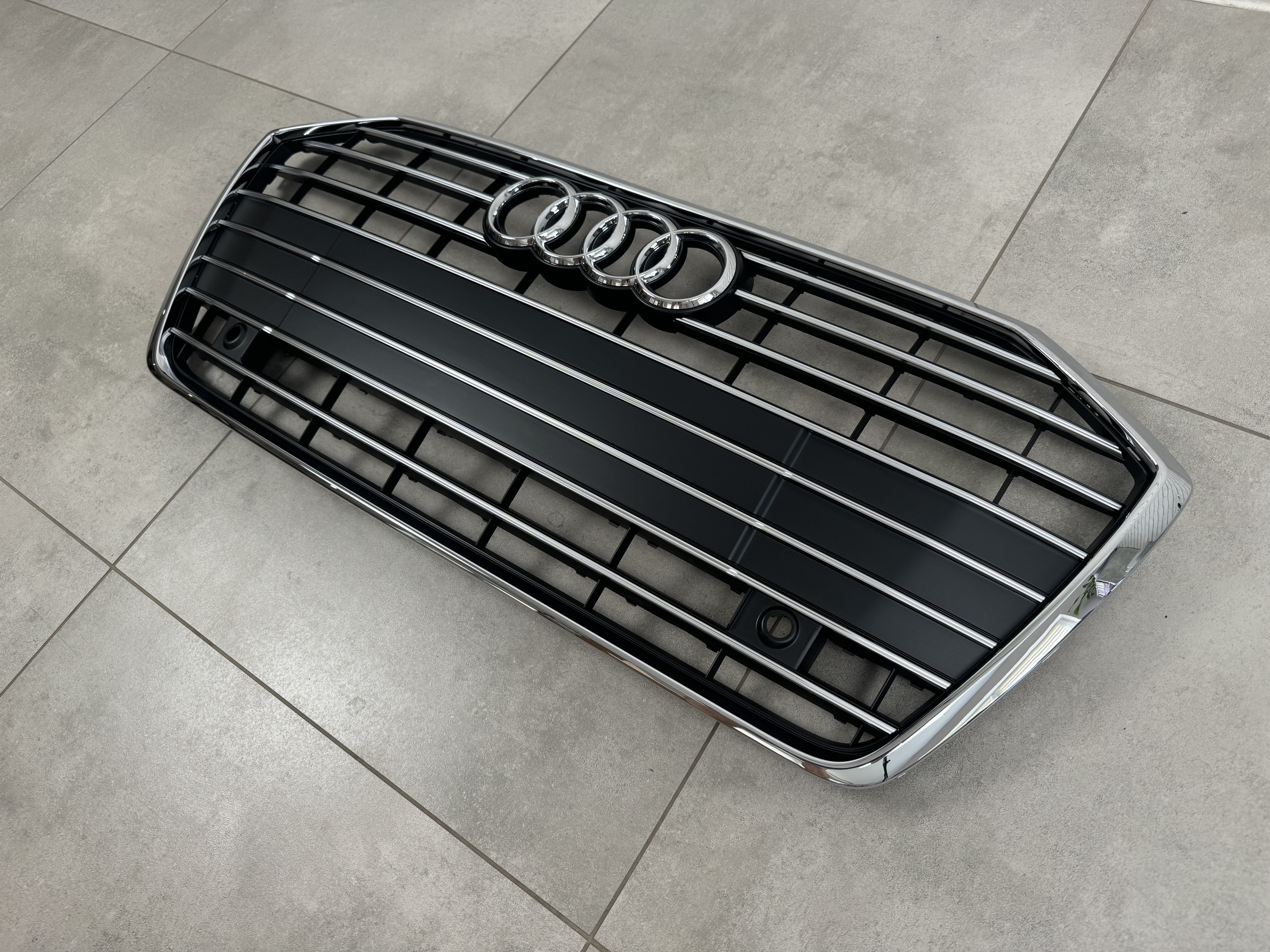 Решітка радіатора Audi A6 C8 2018+ темно-сіра з хромом 3