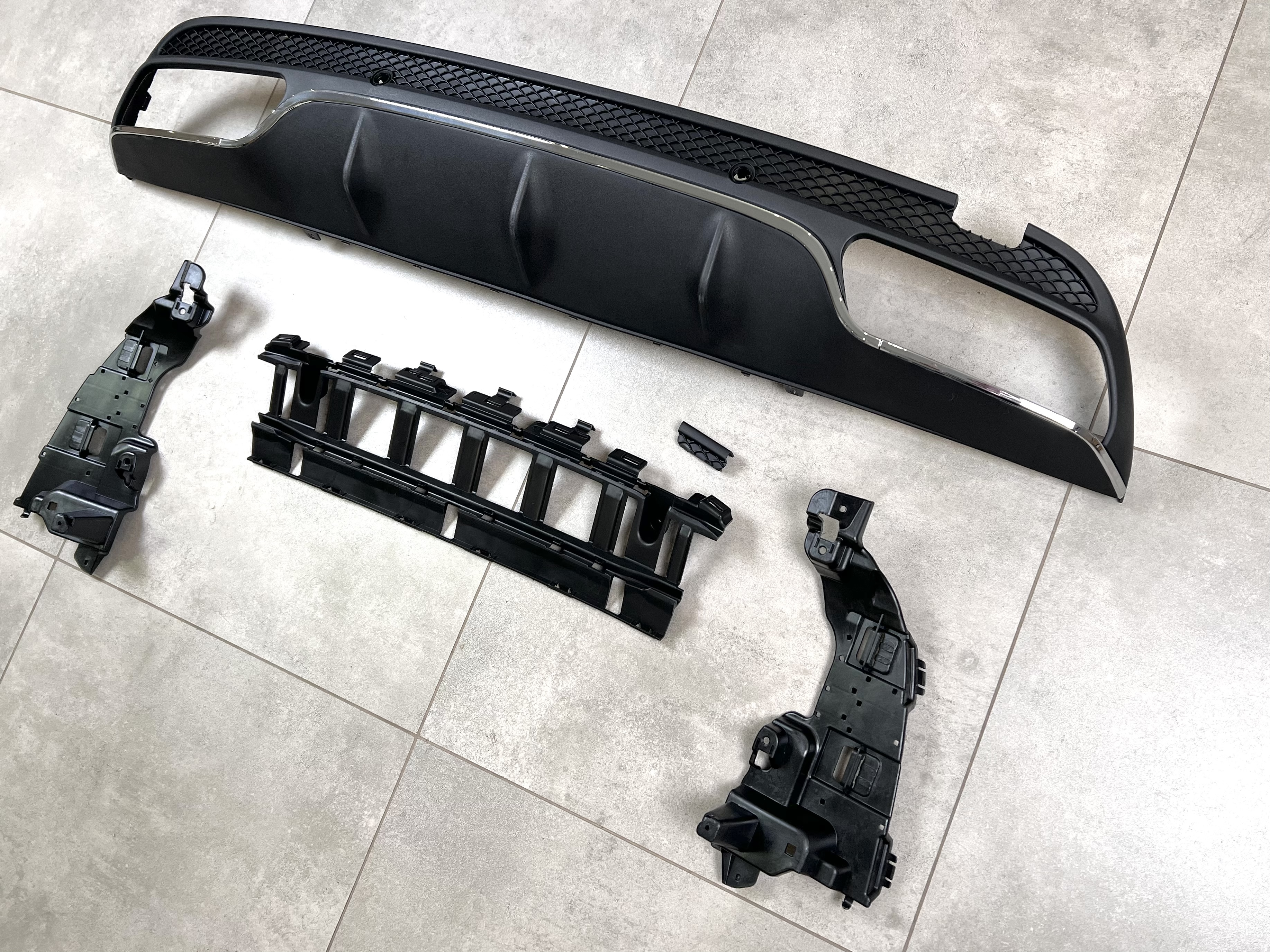 Накладка заднього бампера чорна з хромом AMG C63 (дифузор) Mercedes C-Class W205 2015-2021 4