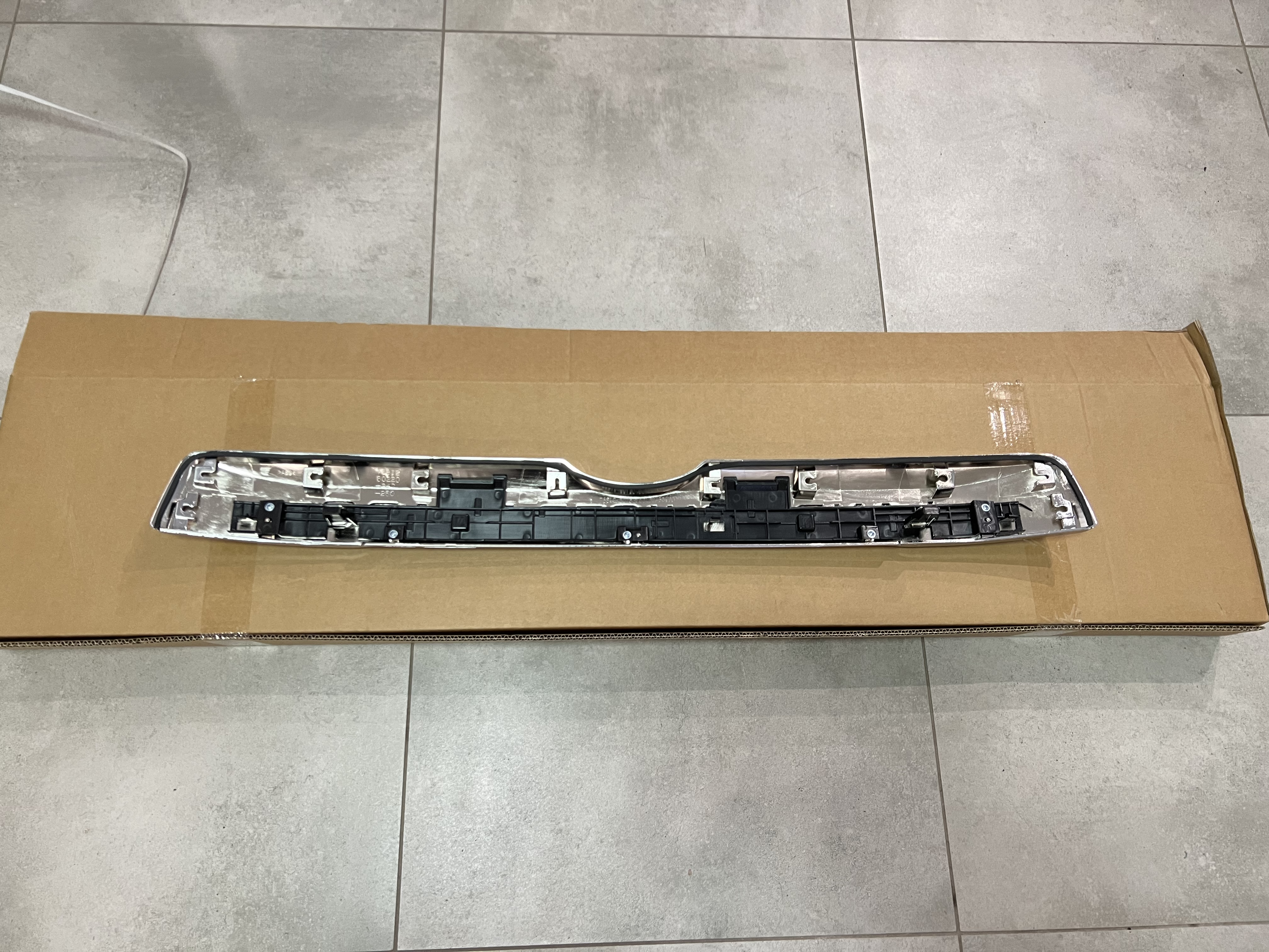 Замінна хромована планка багажника Toyota Land Cruiser Prado 150 рестайлінг 2018 (ABS пластик) 3