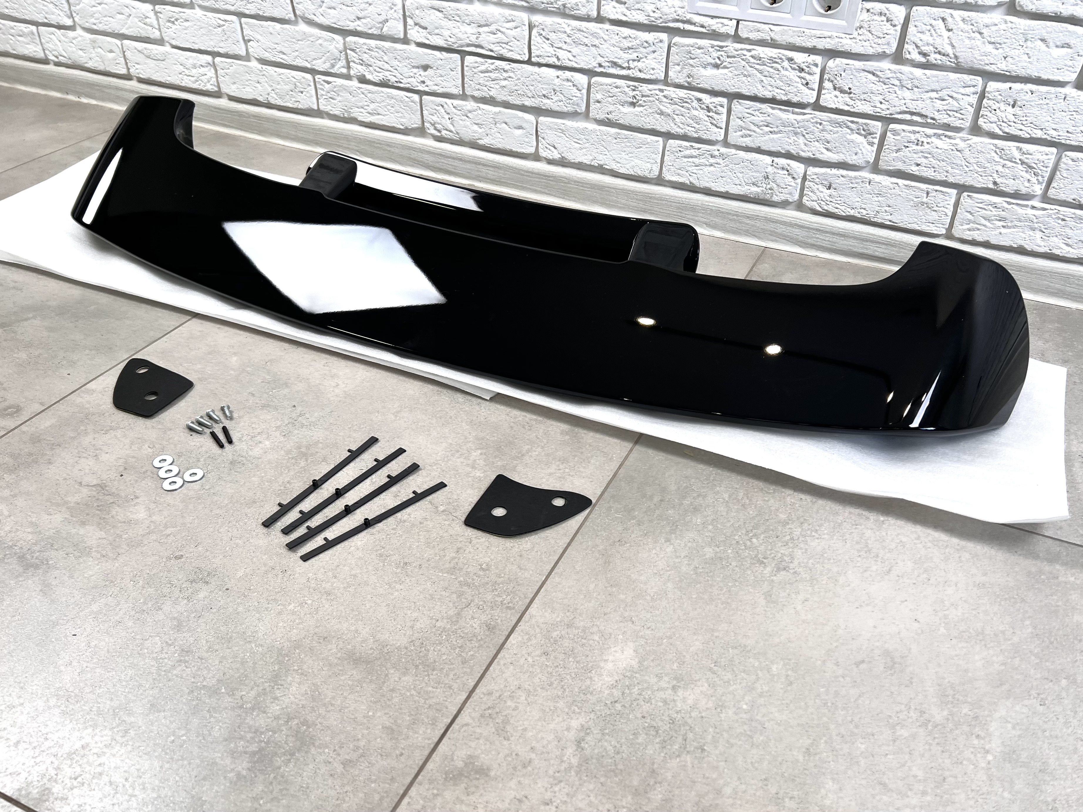 Спойлер козирок Toyota Land Cruiser 100 / Lexus LX 470 1998-2007 ABS пластик колір чорний 3