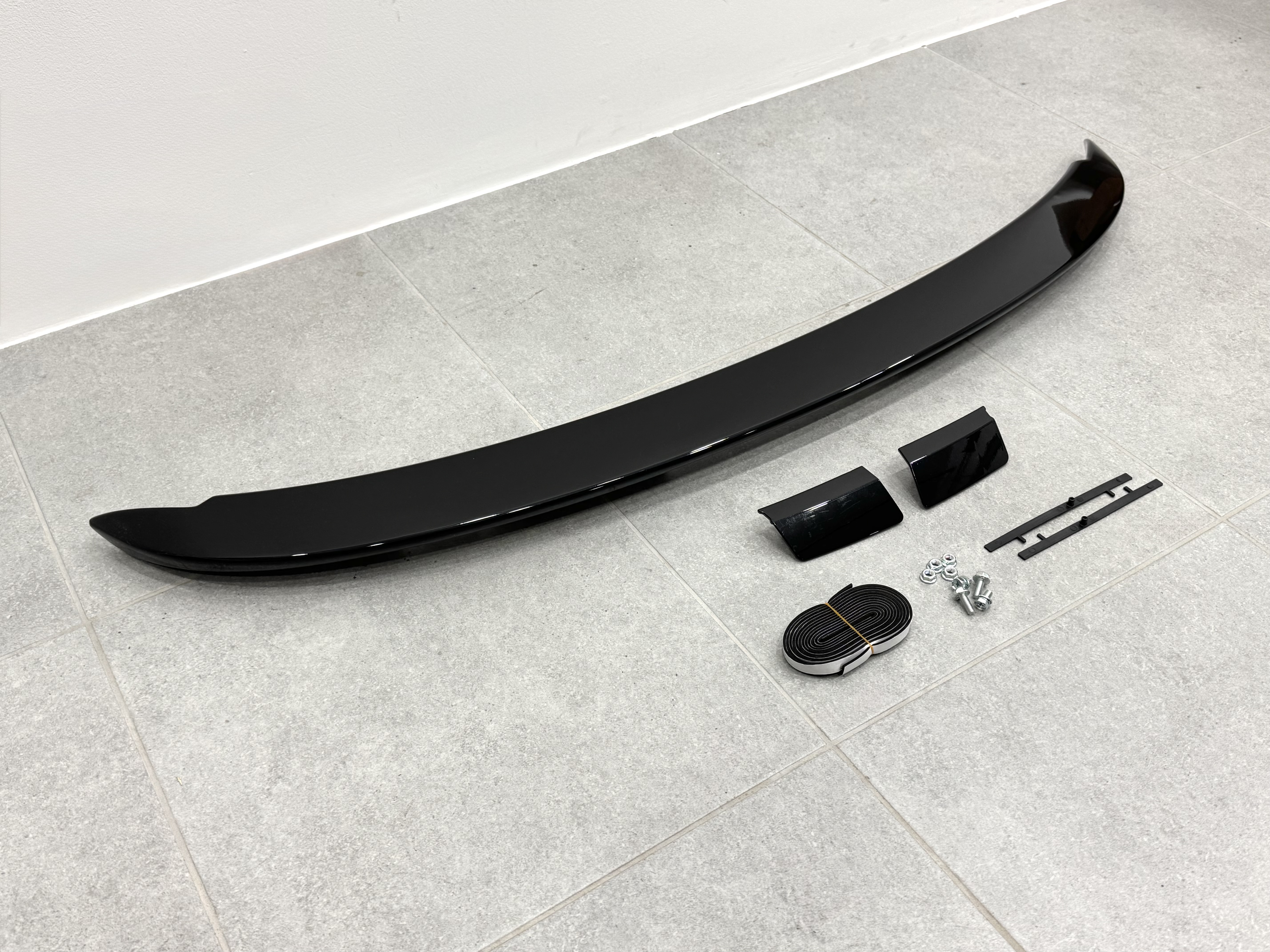 Спойлер козирок на кришку багажника Toyota Yaris 2011-2015 ABS пластик, колір чорний глянець 2