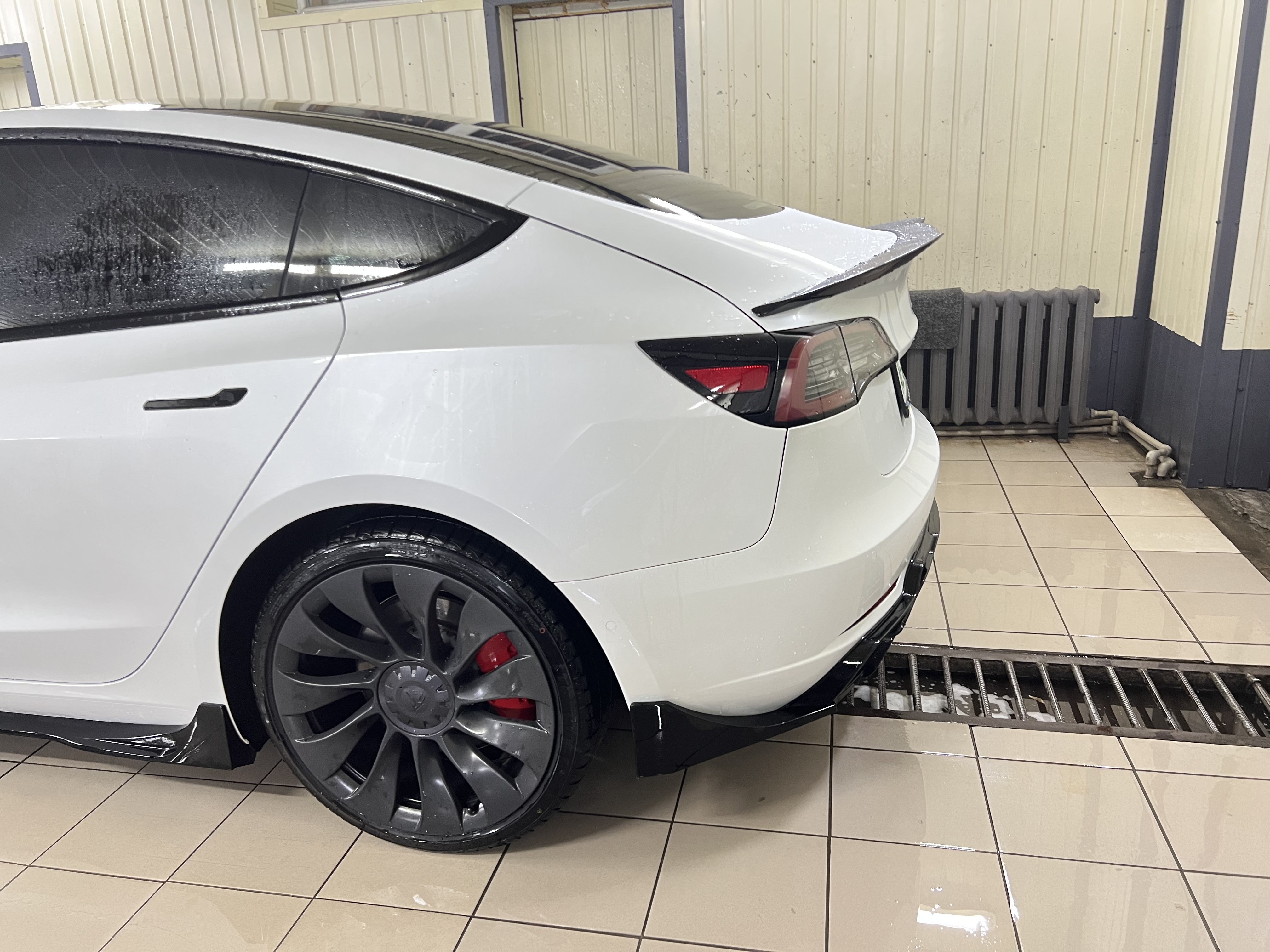 Спойлер лип багажника Tesla model 3 2017- ABS пластик, колір чорний глянець 3