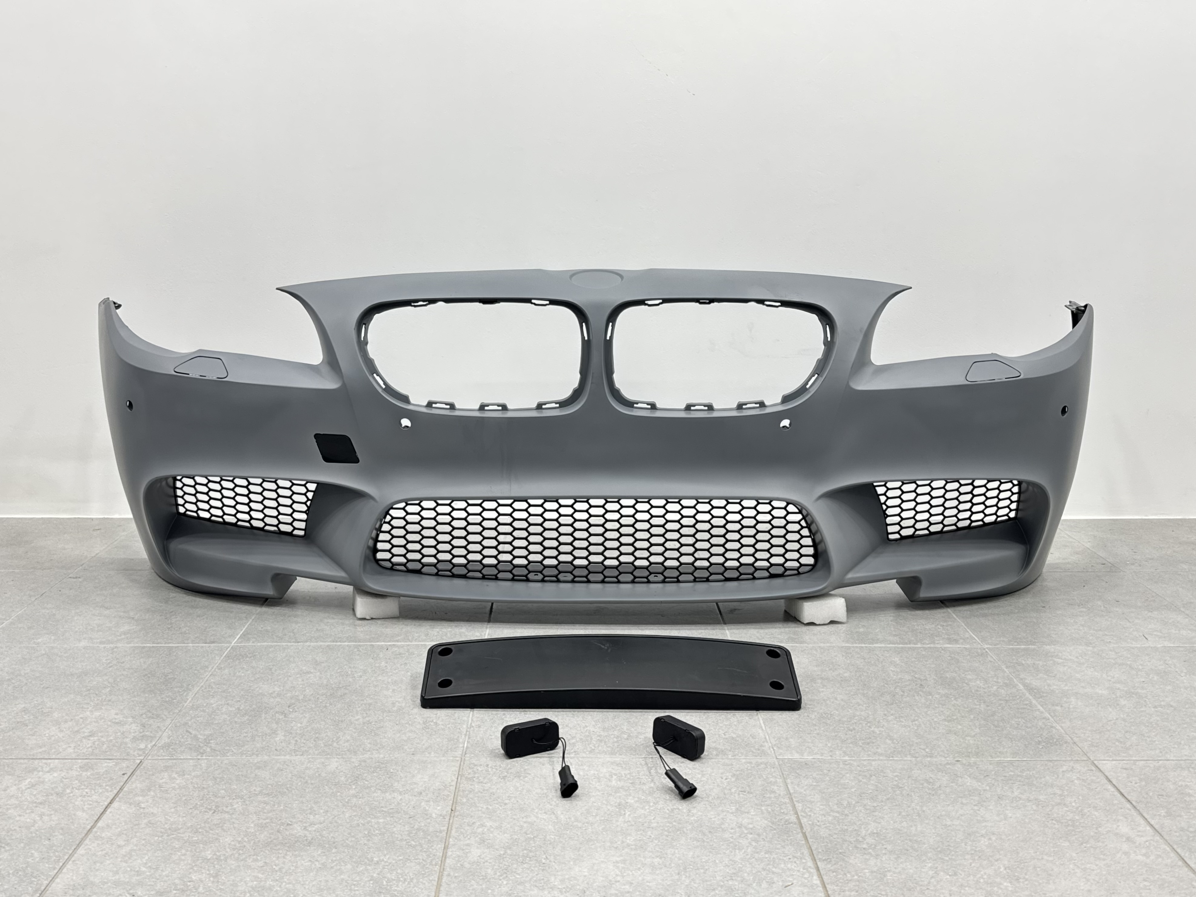 Передній бампер у зборі стиль M5 стиль для BMW 5 Series F10 F11 2010-2016 ПІД ПАРКТРОННИКИ 4